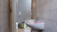 Bathroom 1 - 10 square meters of property in Regents Park