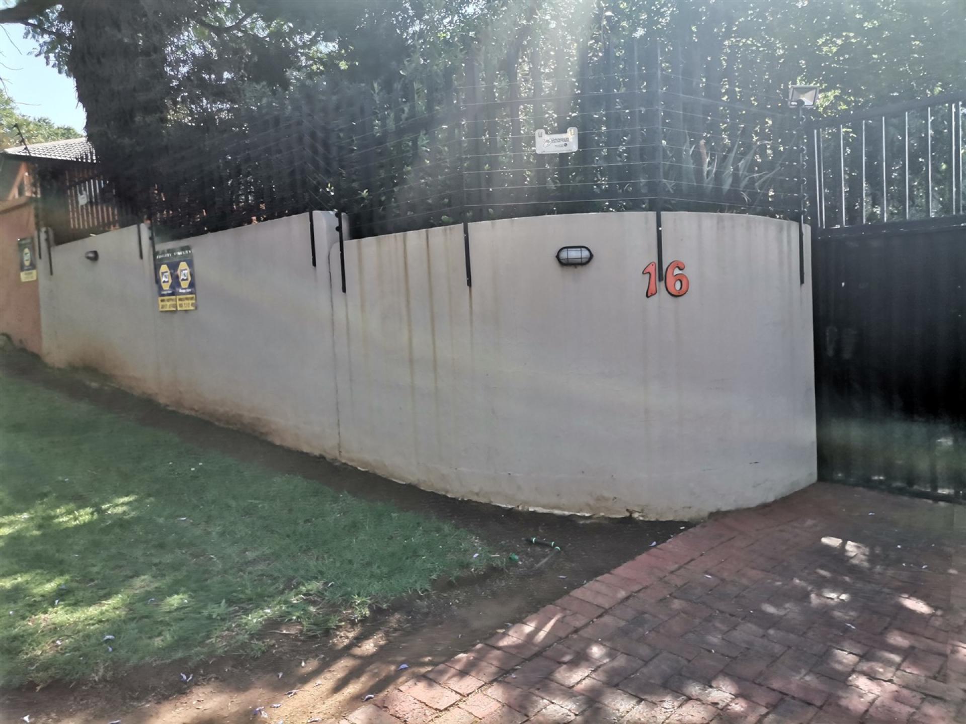 Front View of property in Glenvista