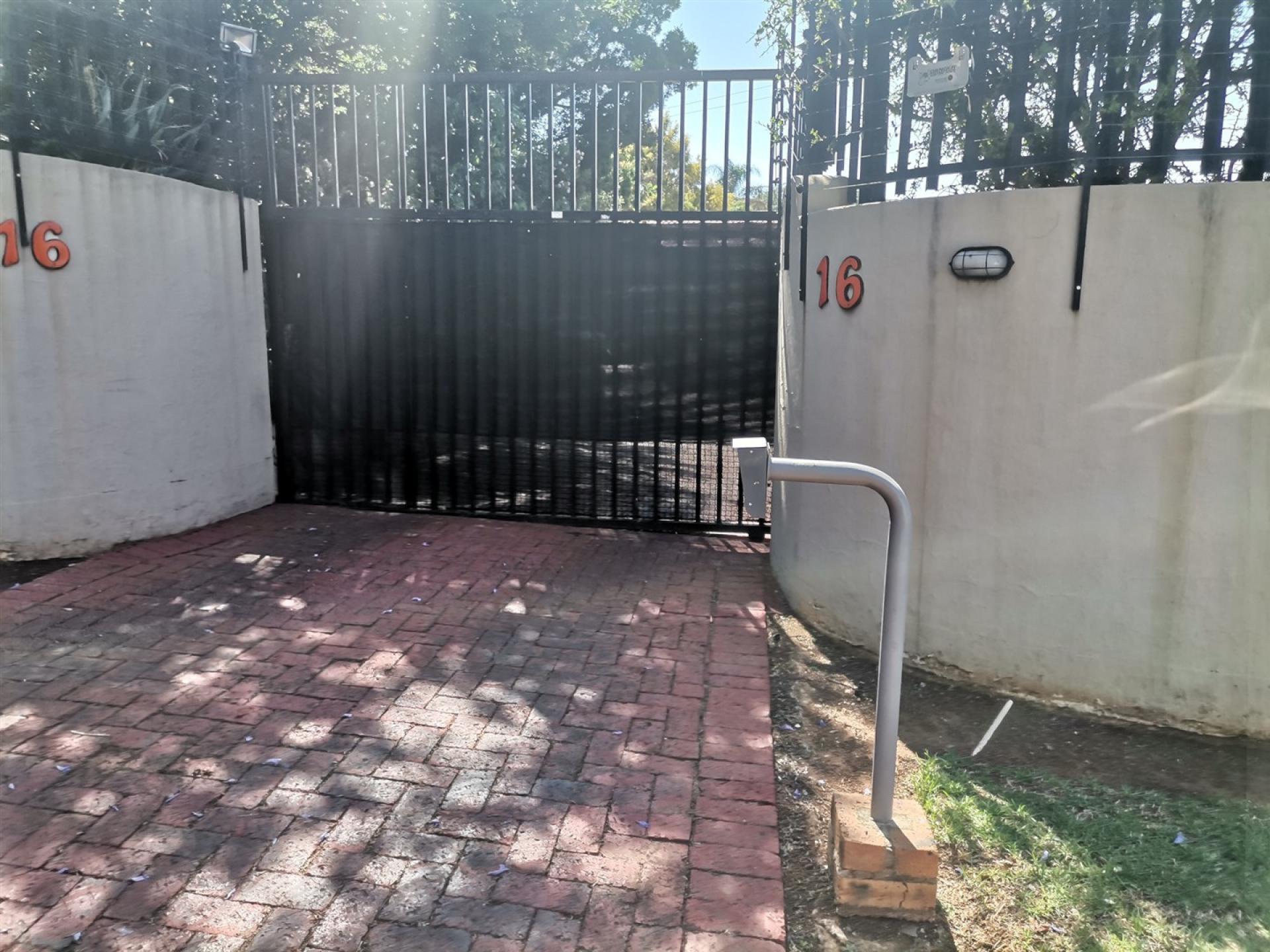 Front View of property in Glenvista