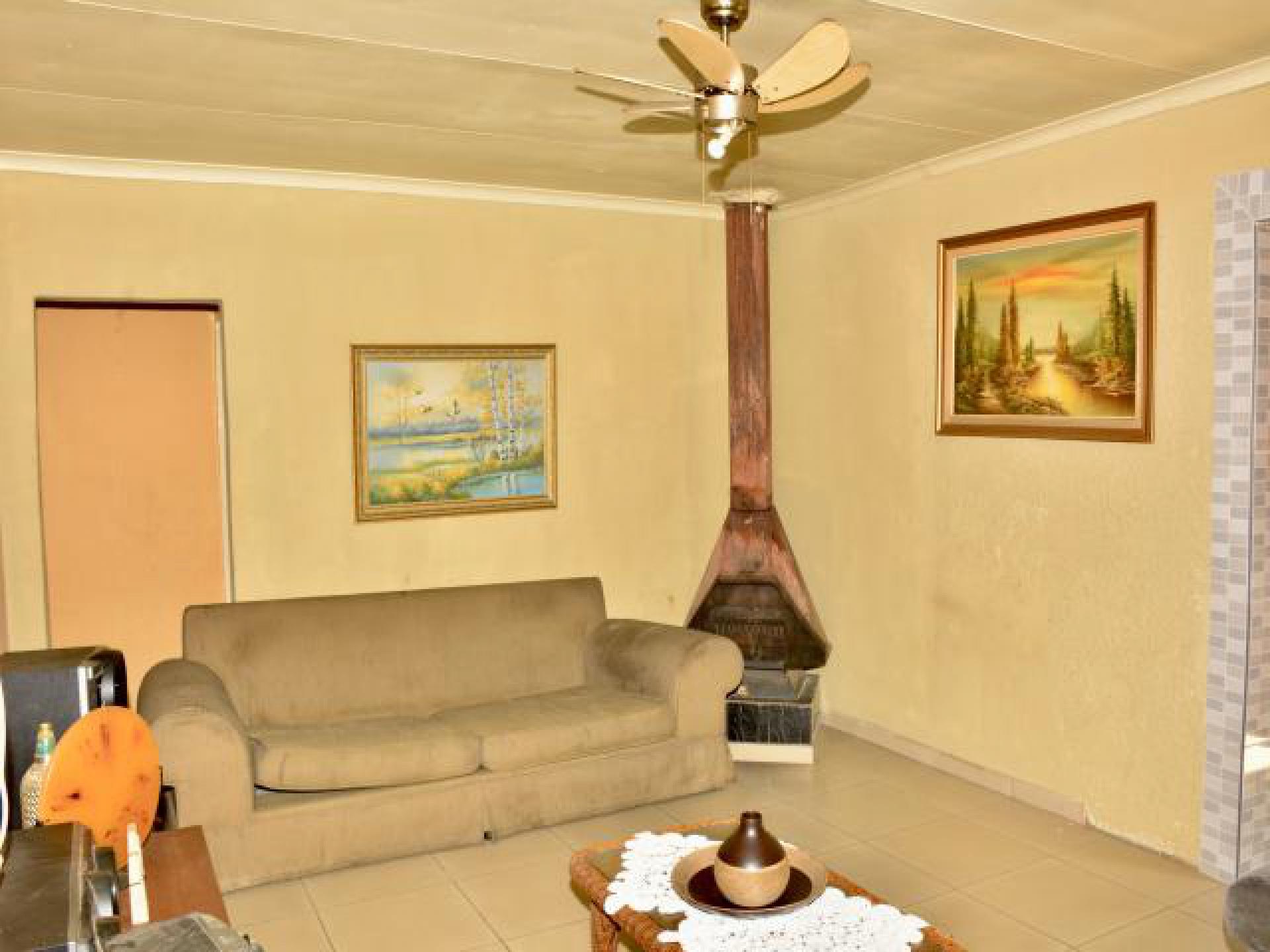 Lounges of property in Moffat View