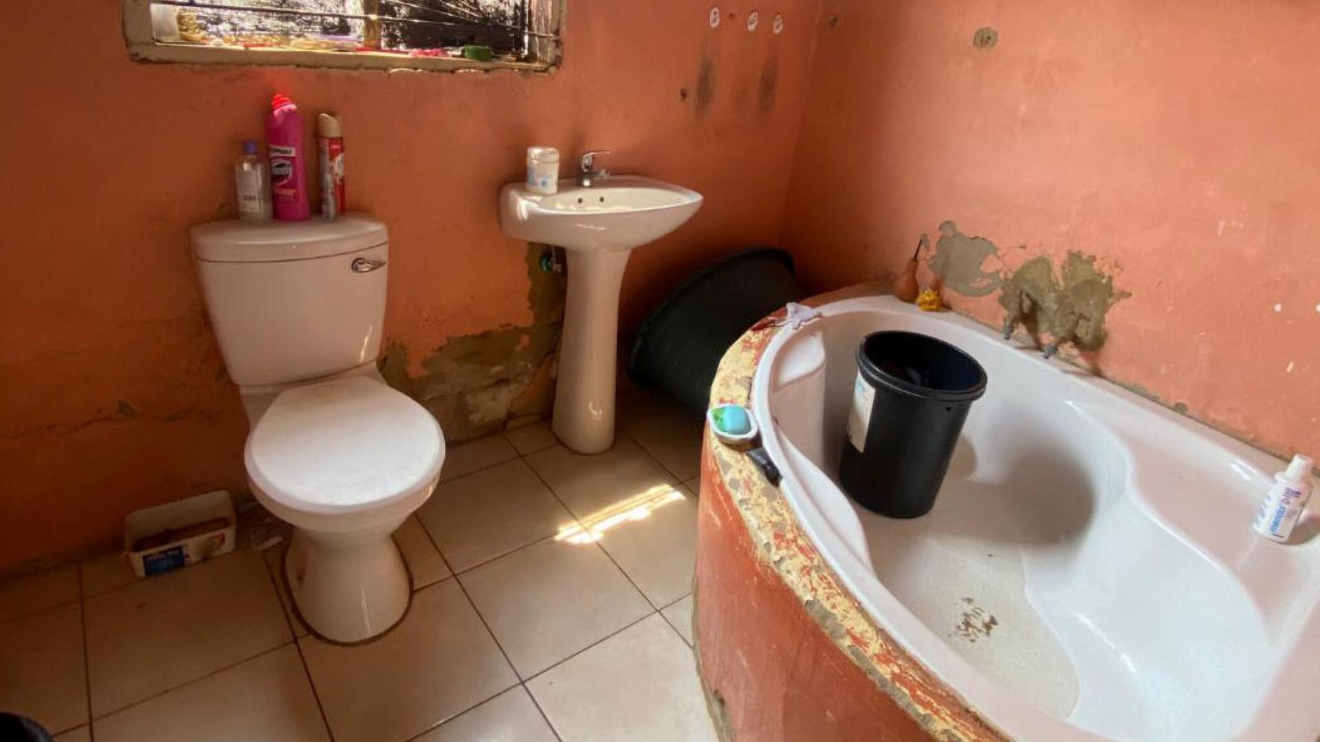 Bathroom 1 of property in Masetjhaba View