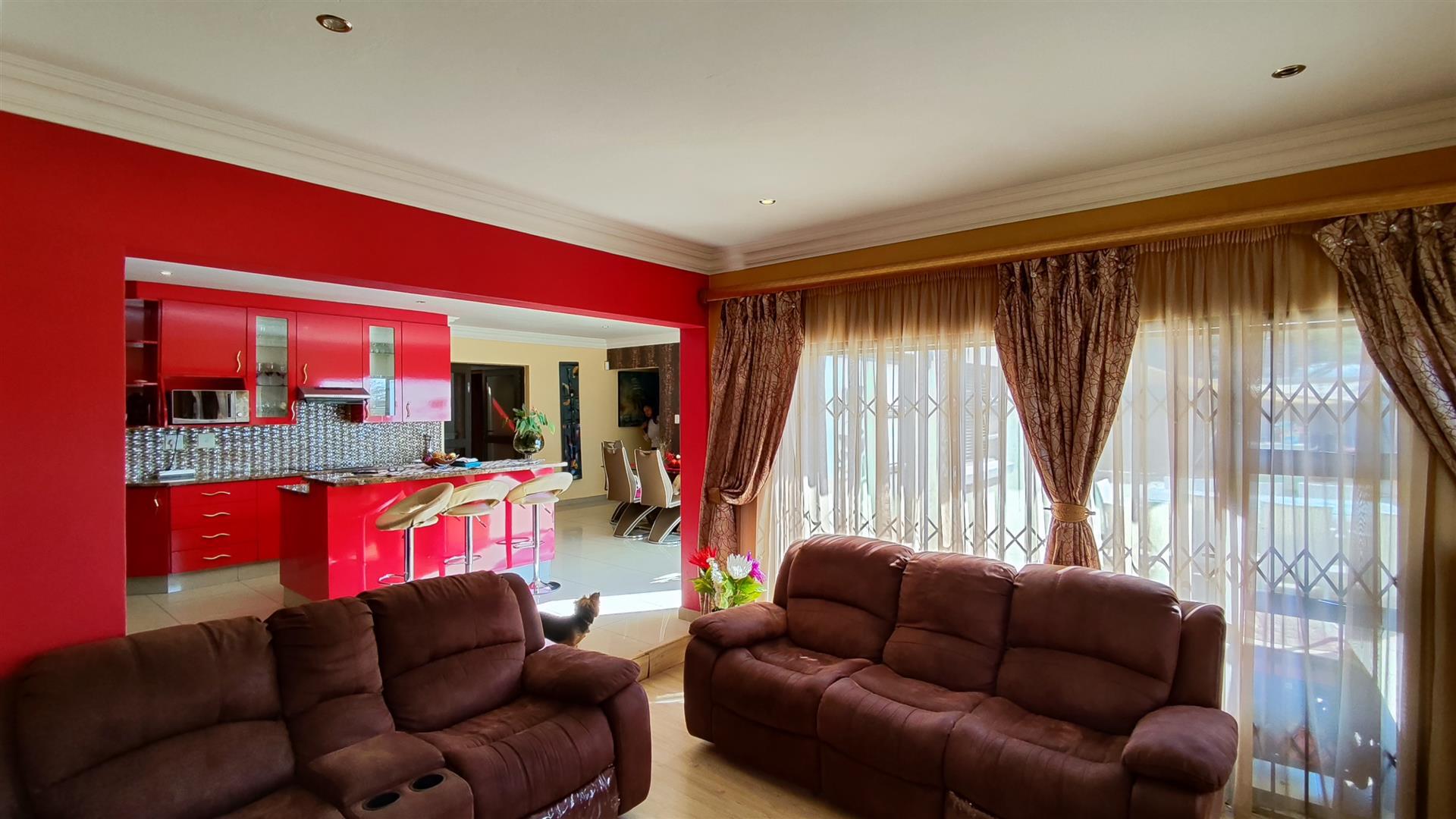 Lounges - 15 square meters of property in Parkhaven