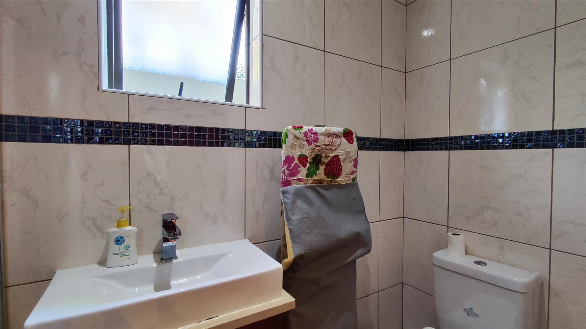 Bathroom 1 - 3 square meters of property in Parkhaven