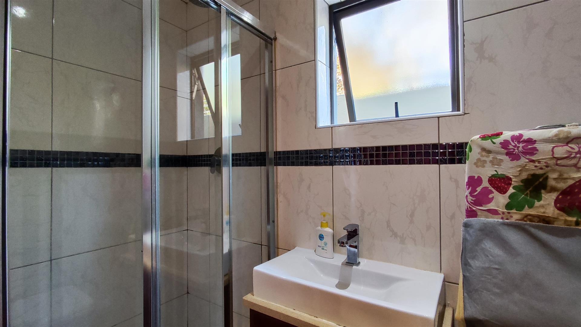 Bathroom 1 - 3 square meters of property in Parkhaven