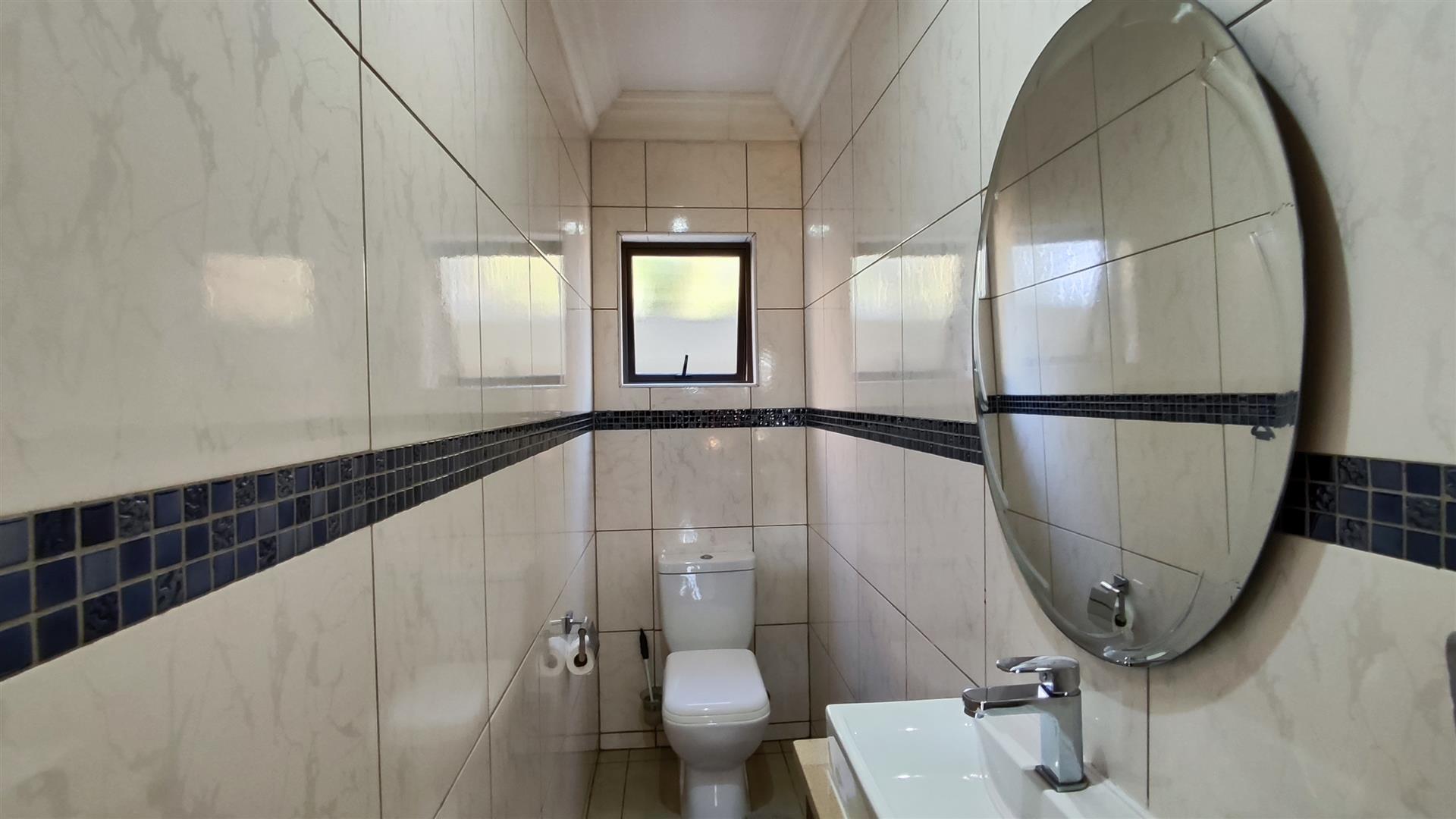 Bathroom 2 - 3 square meters of property in Parkhaven