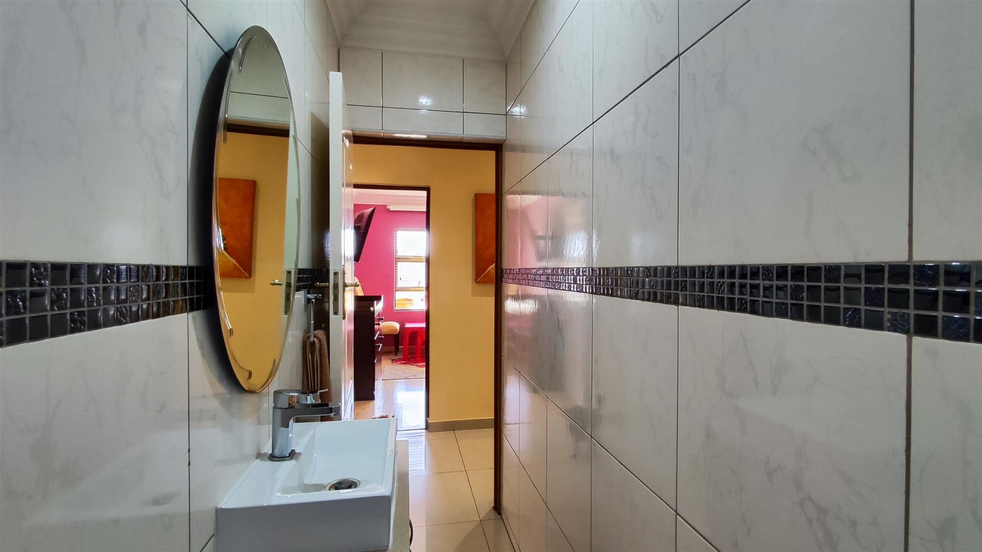 Bathroom 2 - 3 square meters of property in Parkhaven