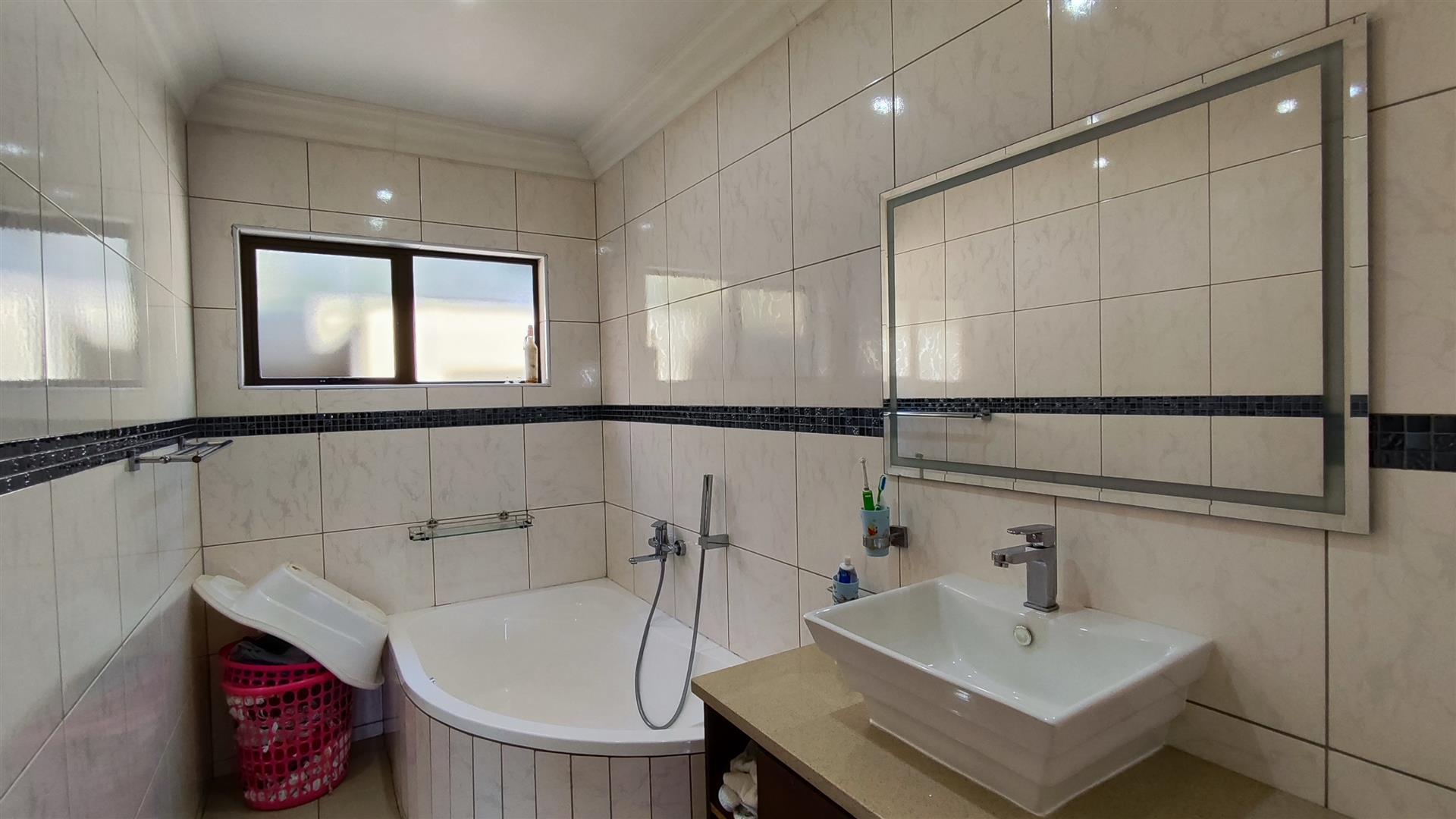 Bathroom 3+ - 13 square meters of property in Parkhaven