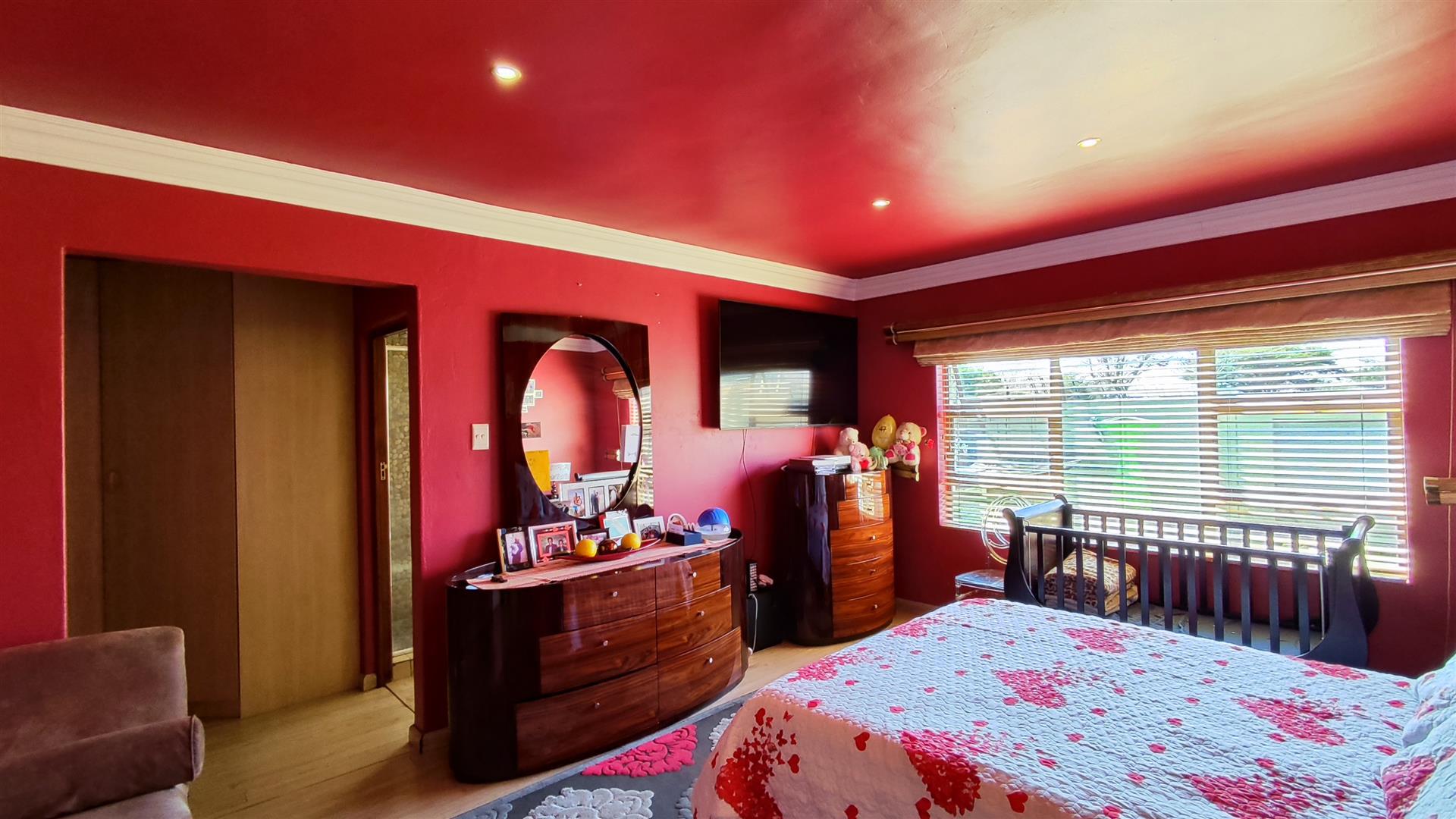 Main Bedroom - 21 square meters of property in Parkhaven