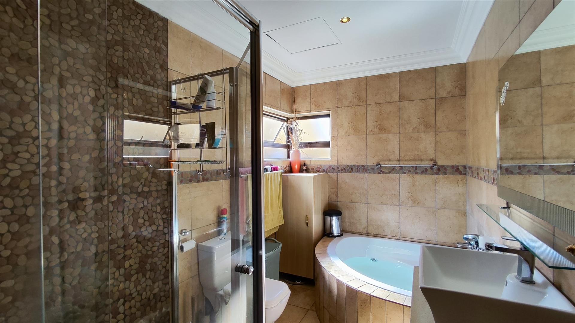 Main Bathroom - 7 square meters of property in Parkhaven