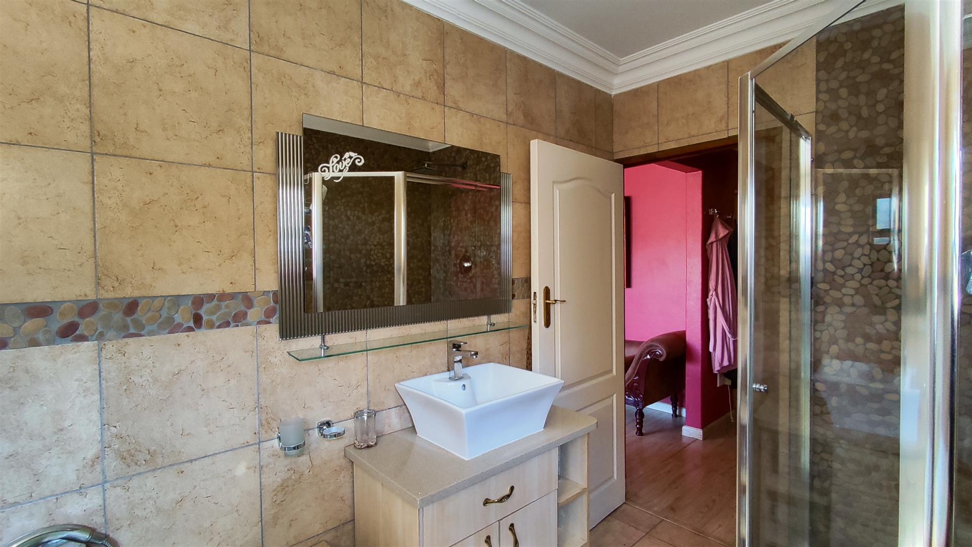 Main Bathroom - 7 square meters of property in Parkhaven
