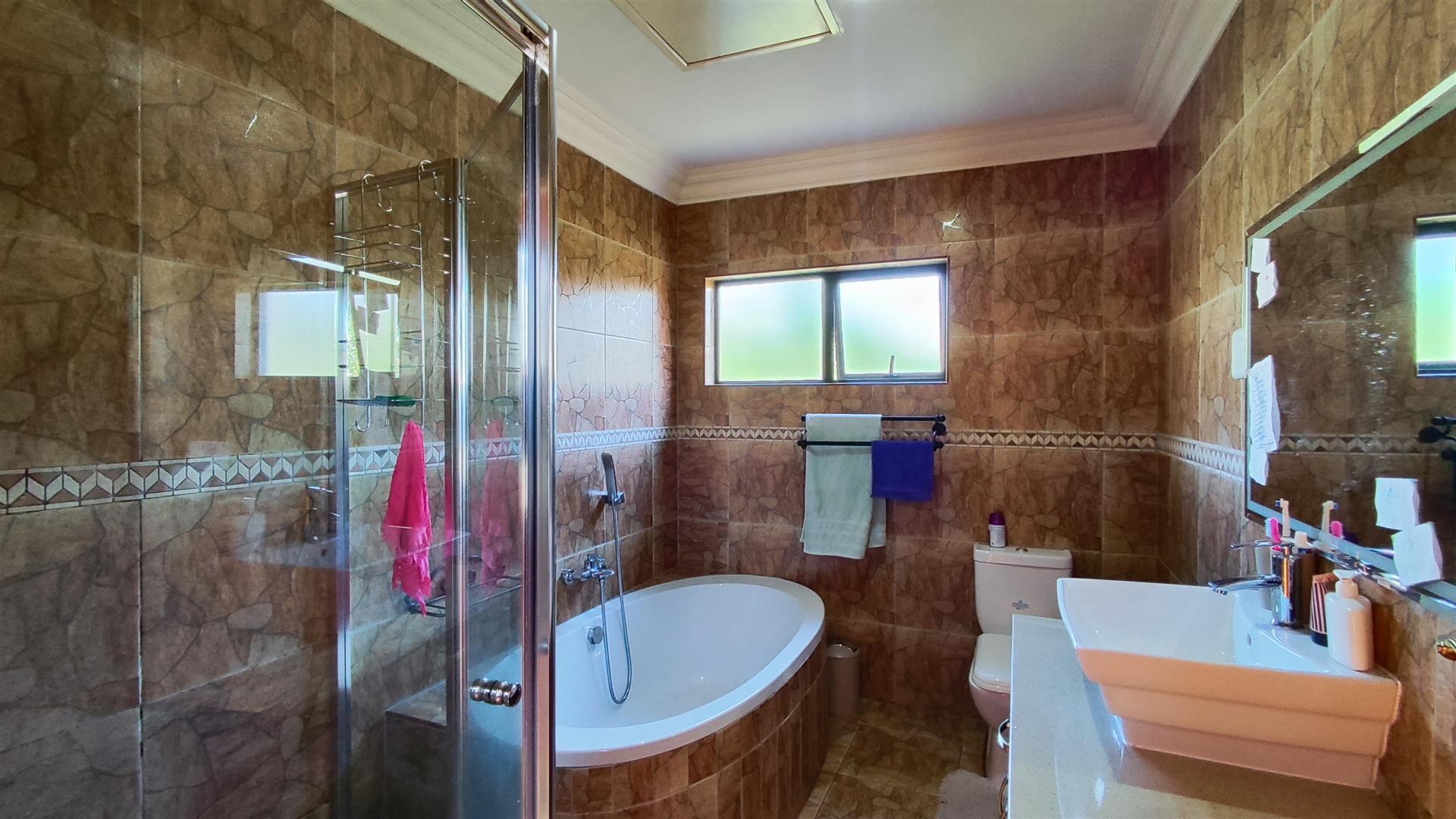 Bathroom 3+ - 13 square meters of property in Parkhaven
