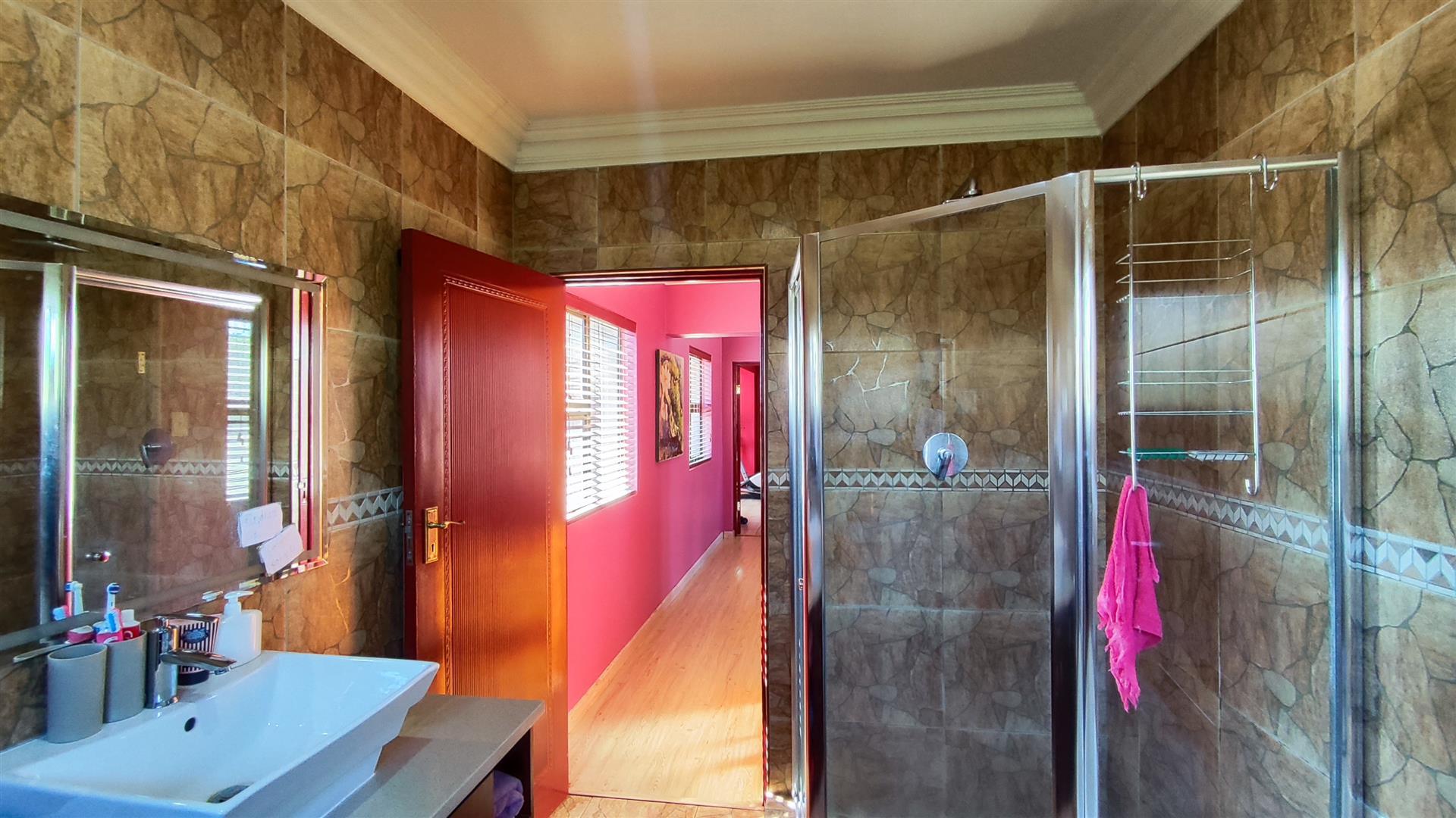 Bathroom 3+ - 13 square meters of property in Parkhaven