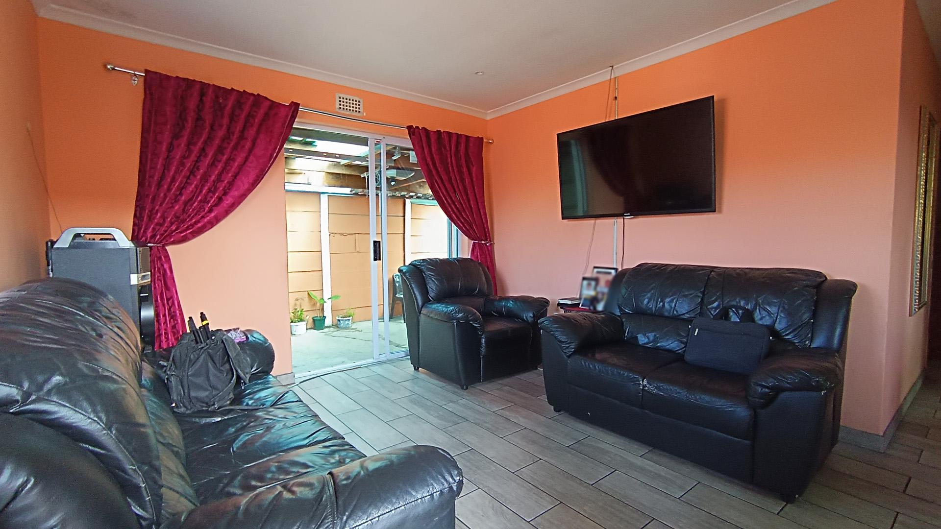 Lounges - 14 square meters of property in Westridge CP