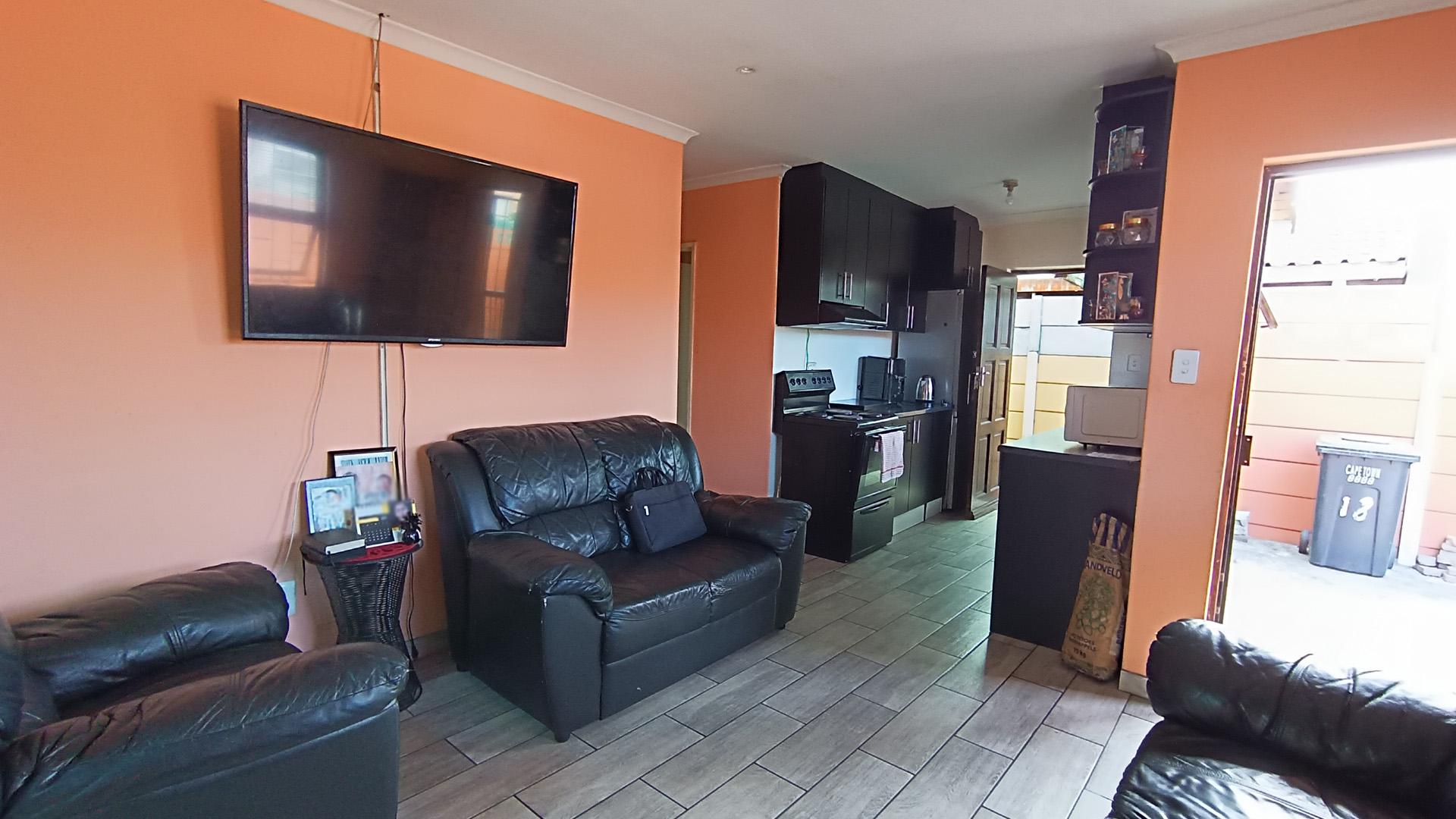 Lounges - 14 square meters of property in Westridge CP