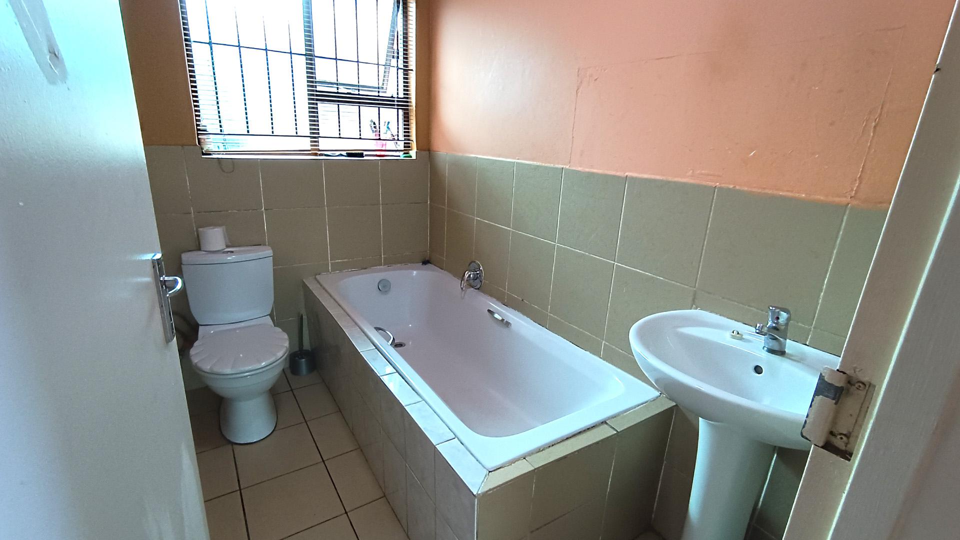 Bathroom 1 - 4 square meters of property in Westridge CP