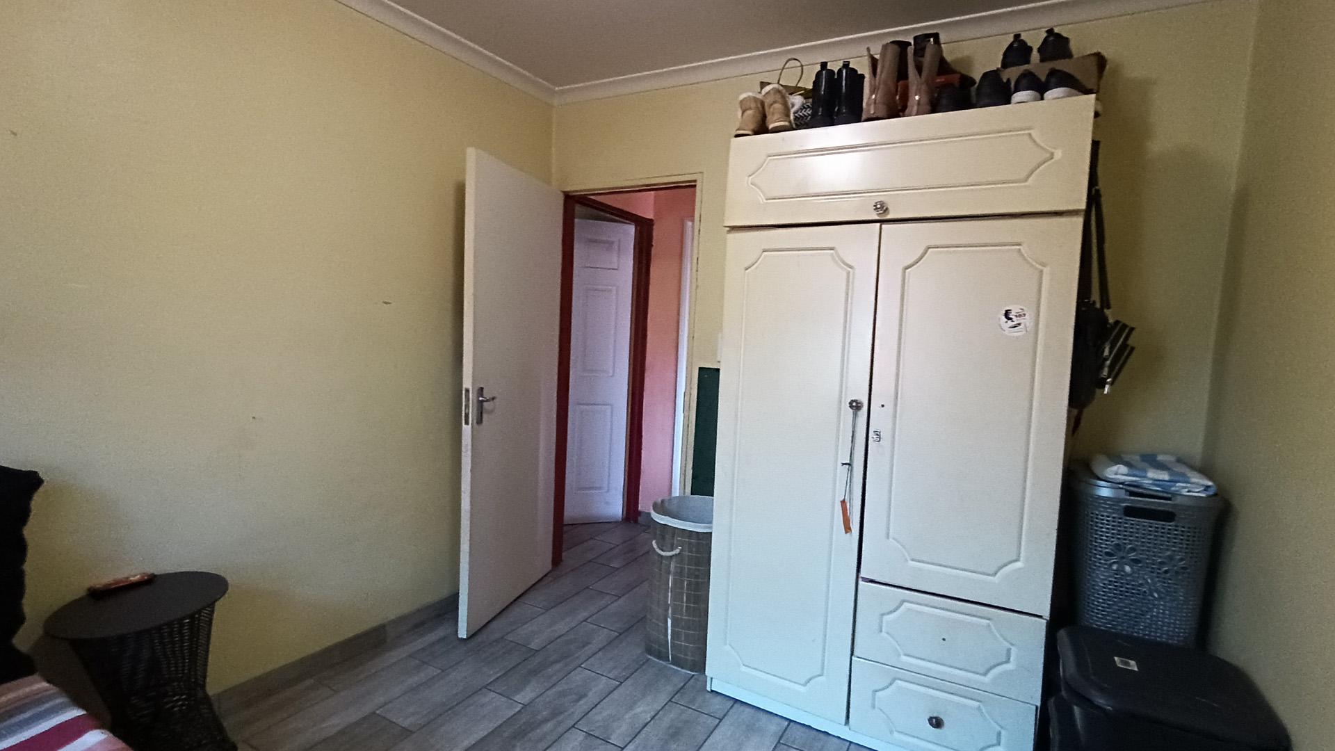 Bed Room 1 - 10 square meters of property in Westridge CP