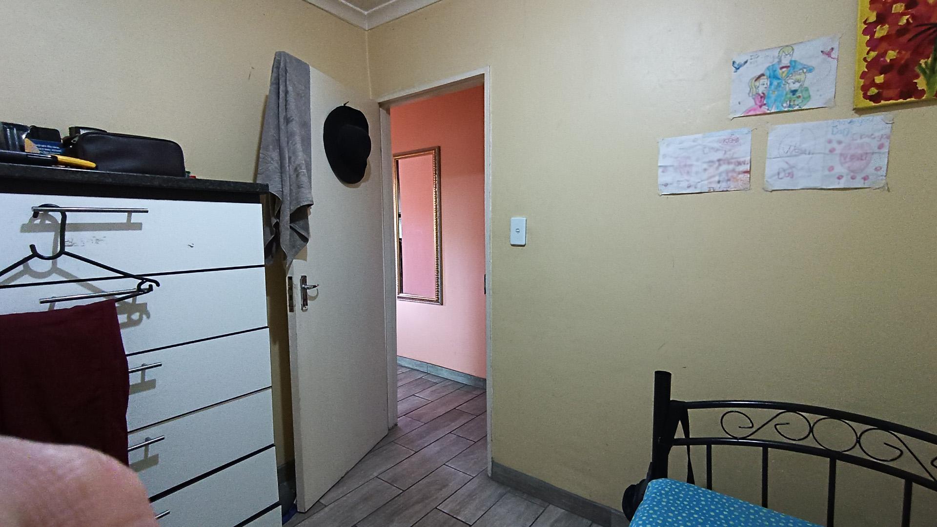 Bed Room 2 - 8 square meters of property in Westridge CP