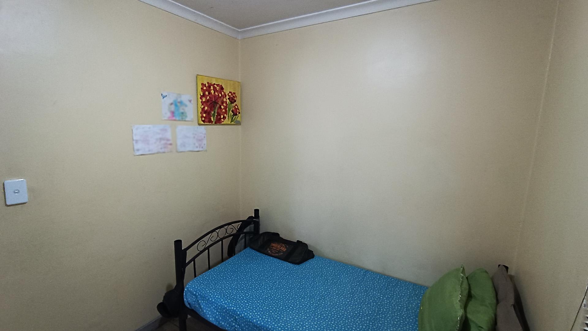 Bed Room 2 - 8 square meters of property in Westridge CP