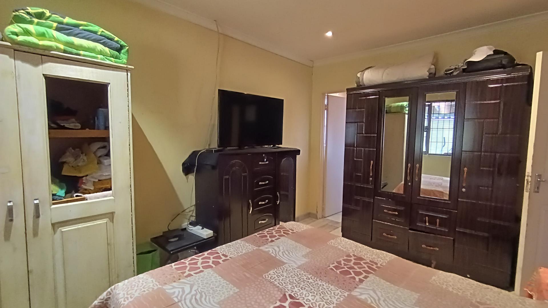 Main Bedroom - 14 square meters of property in Westridge CP