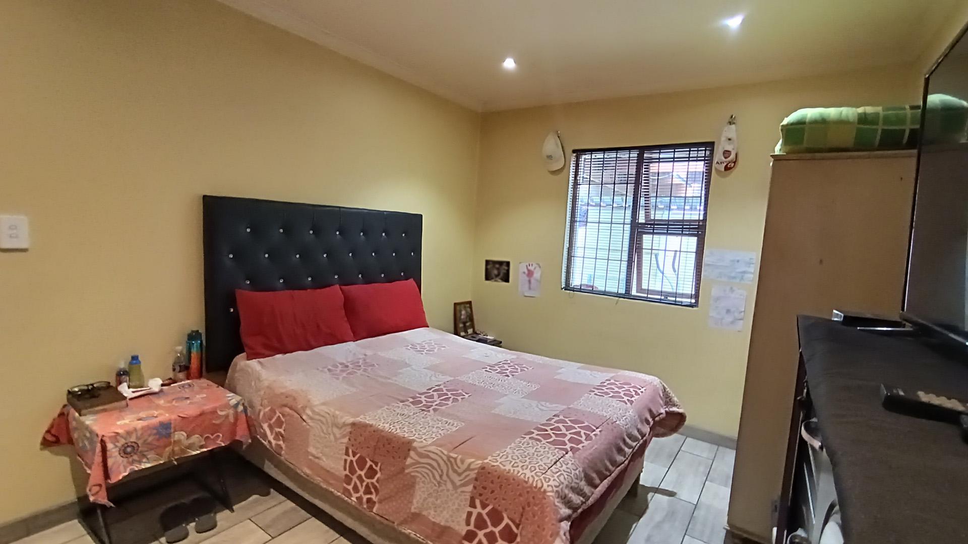 Main Bedroom - 14 square meters of property in Westridge CP