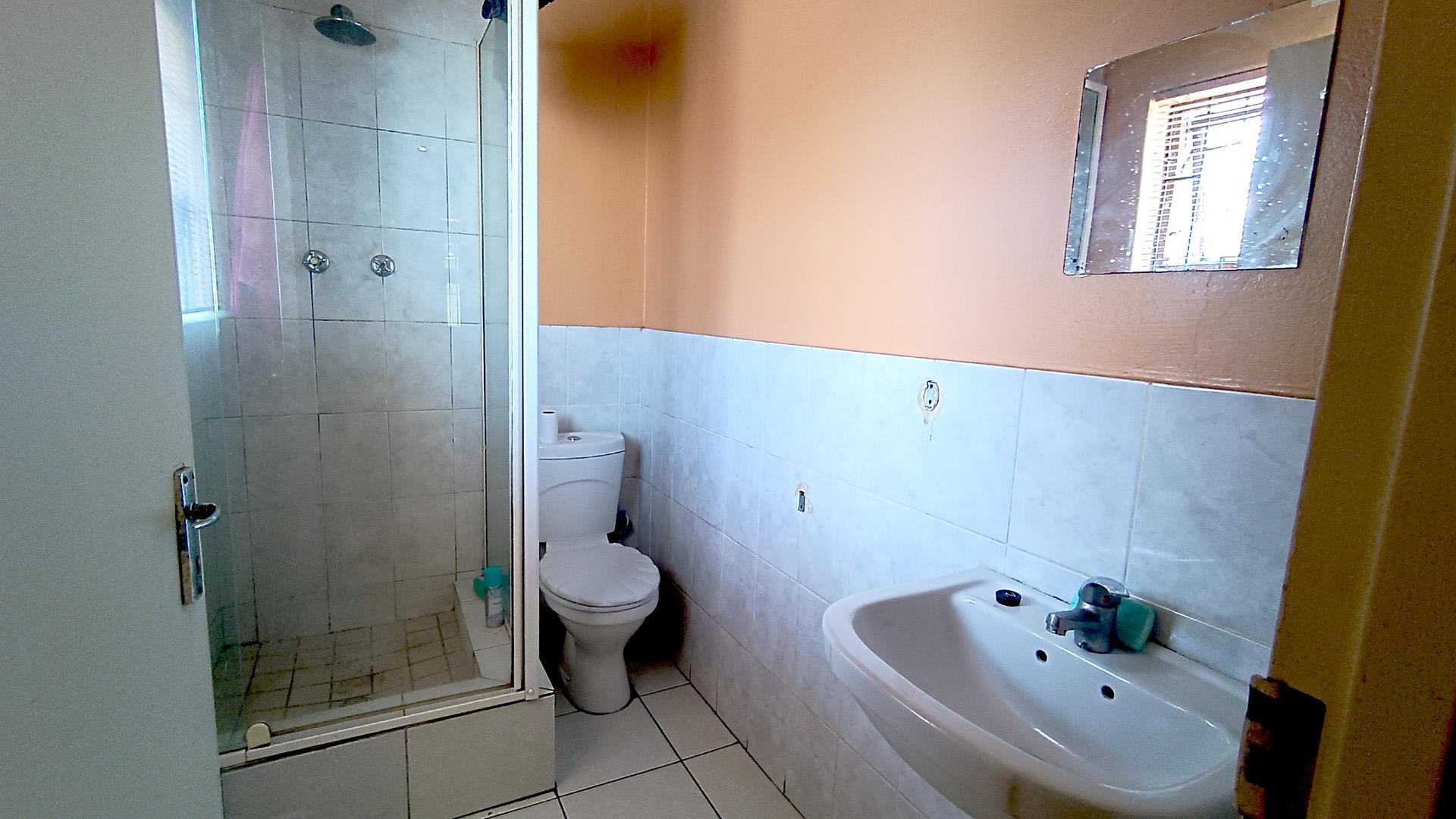 Main Bathroom - 4 square meters of property in Westridge CP