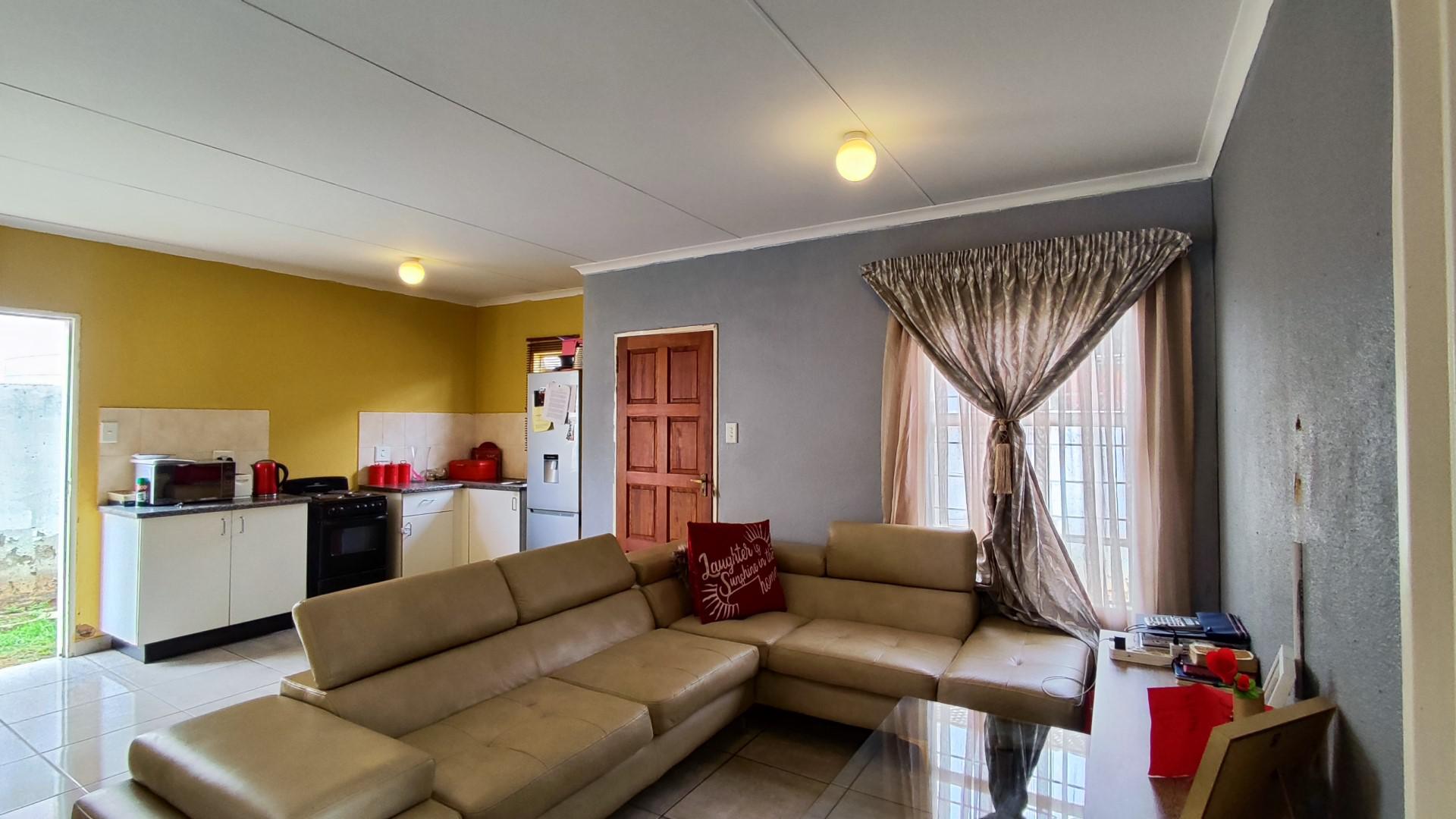 Lounges - 15 square meters of property in Salfin