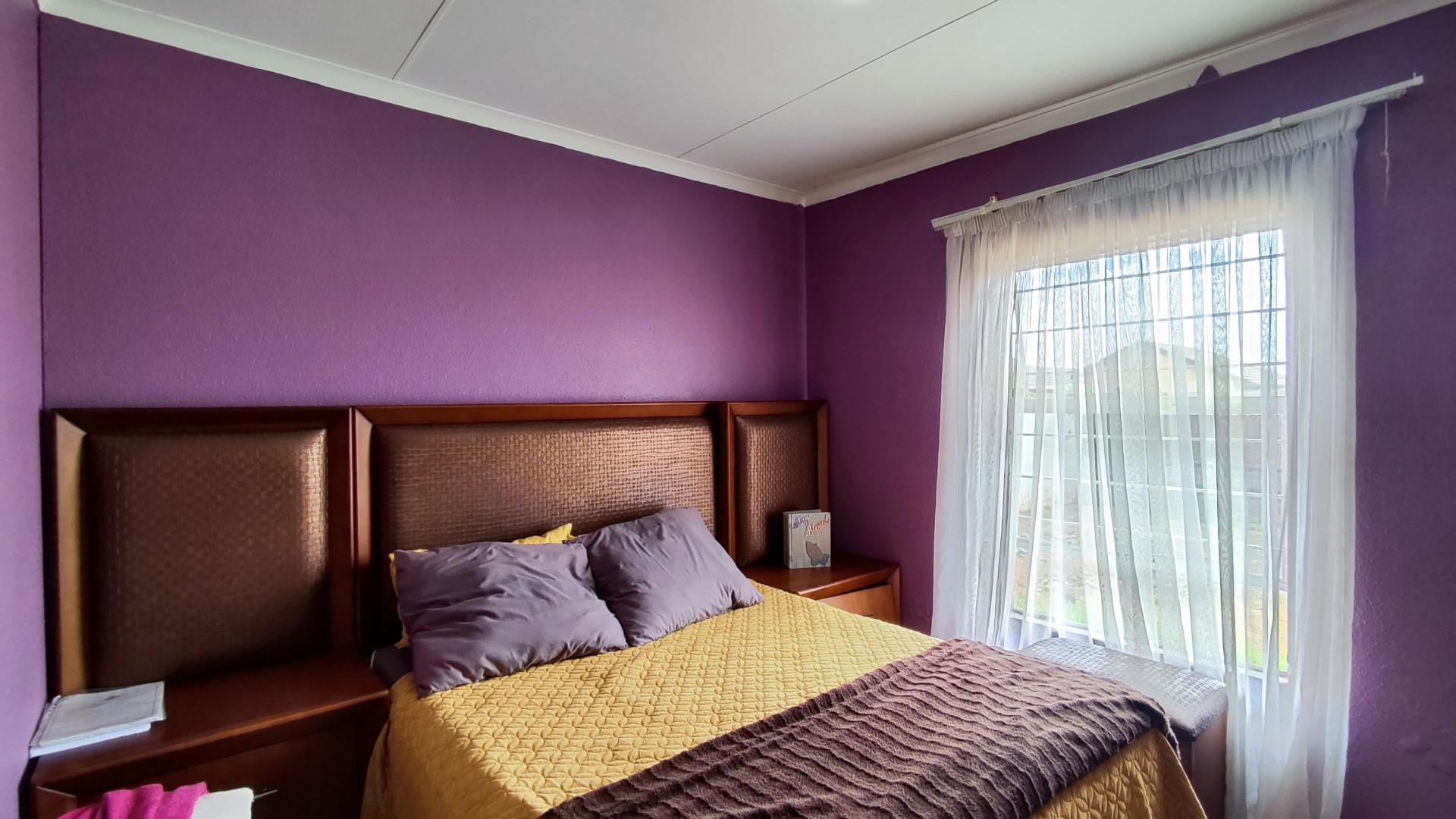 Bed Room 1 - 12 square meters of property in Salfin