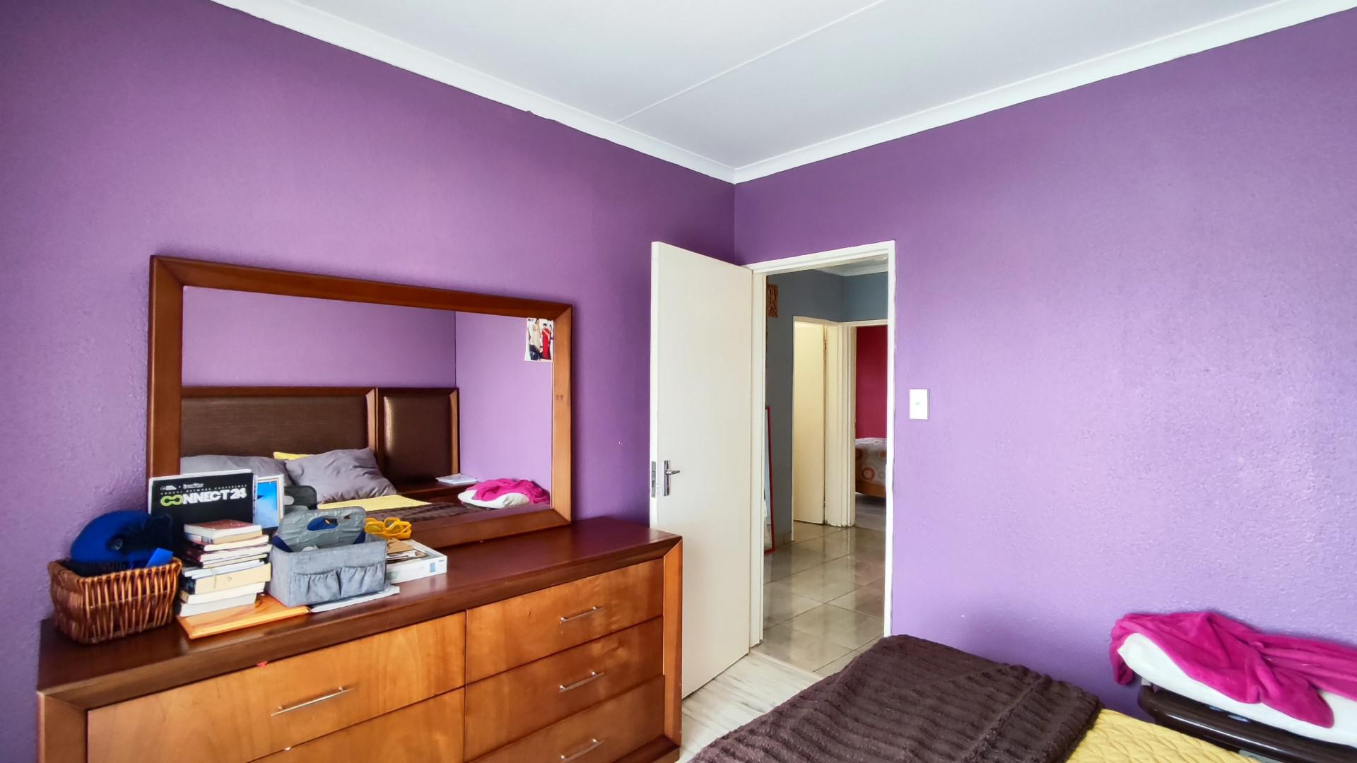 Bed Room 1 - 12 square meters of property in Salfin