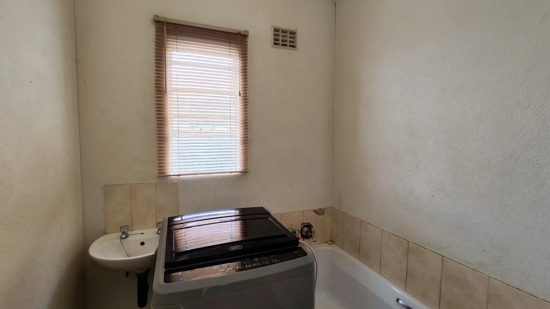 Bathroom 1 - 4 square meters of property in Salfin