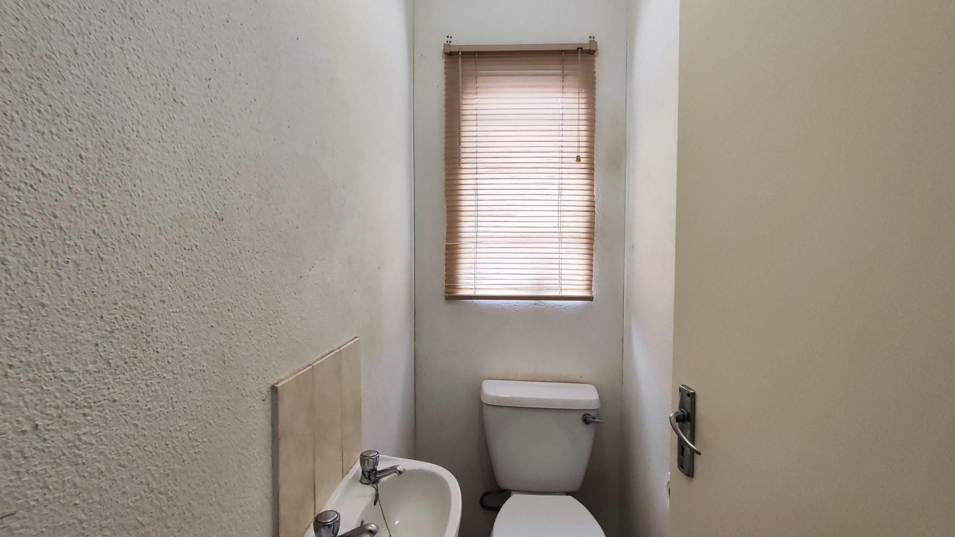 Bathroom 2 - 2 square meters of property in Salfin