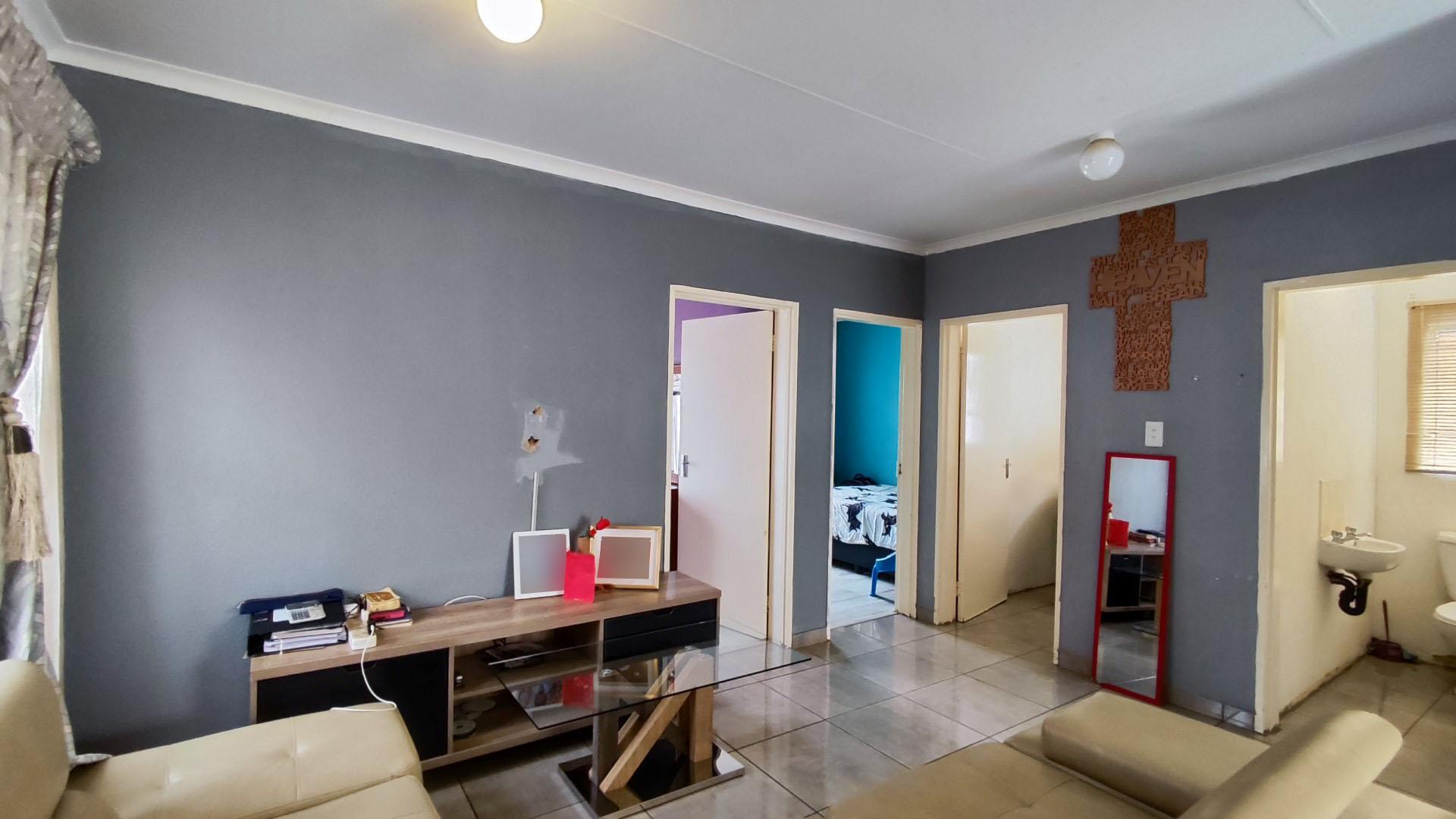 Lounges - 15 square meters of property in Salfin