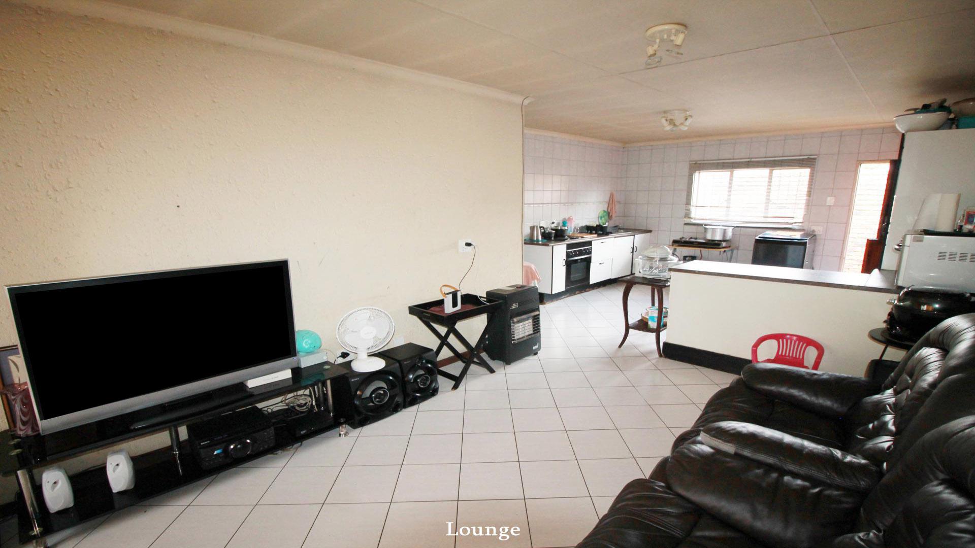 Lounges - 21 square meters of property in Brakpan