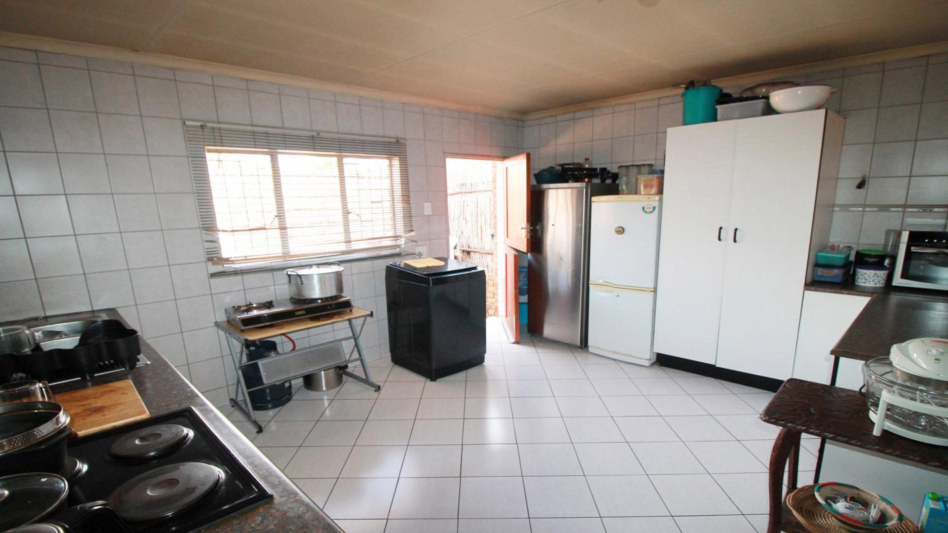 Kitchen - 14 square meters of property in Brakpan