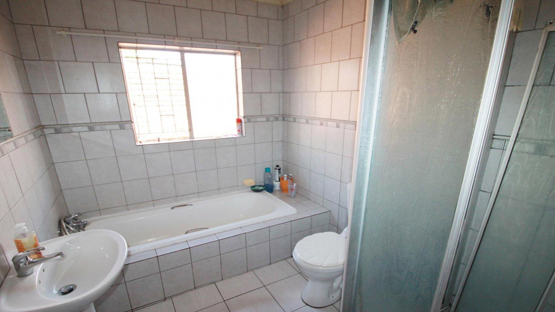 Bathroom 1 - 7 square meters of property in Brakpan