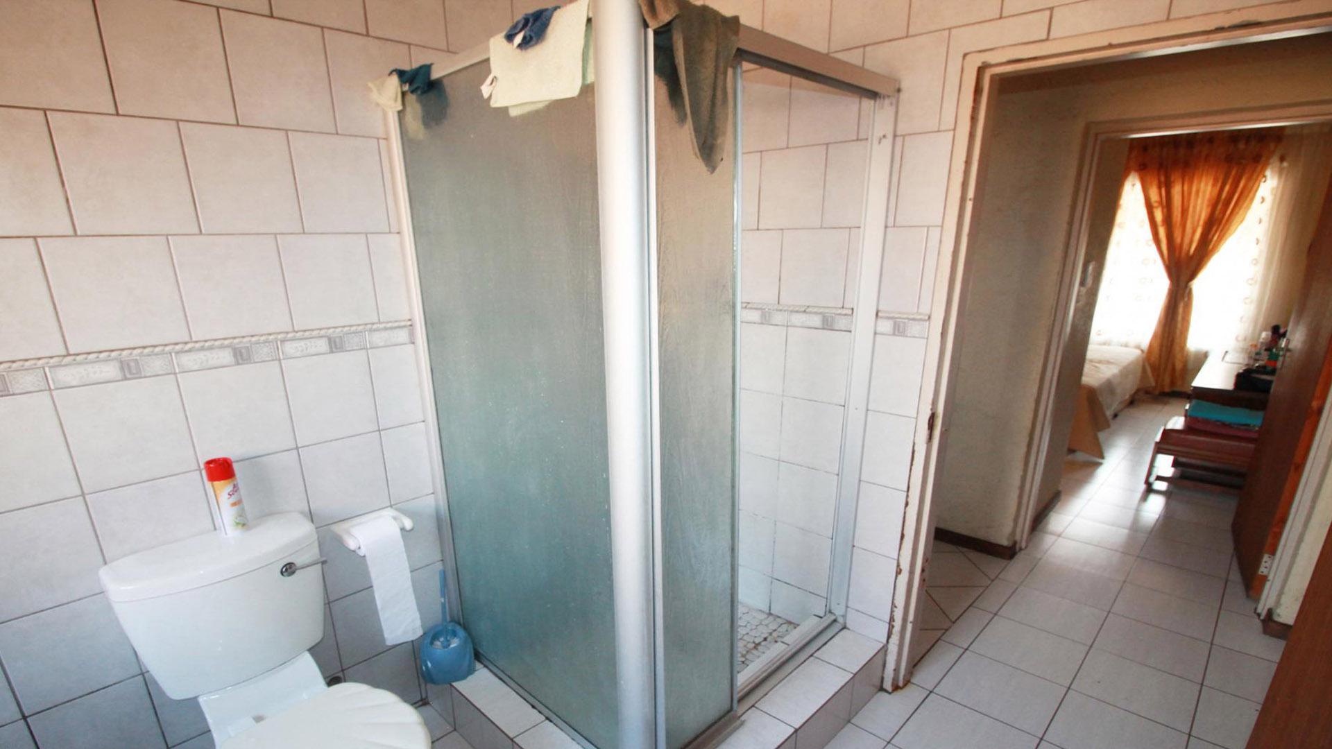 Bathroom 1 - 7 square meters of property in Brakpan