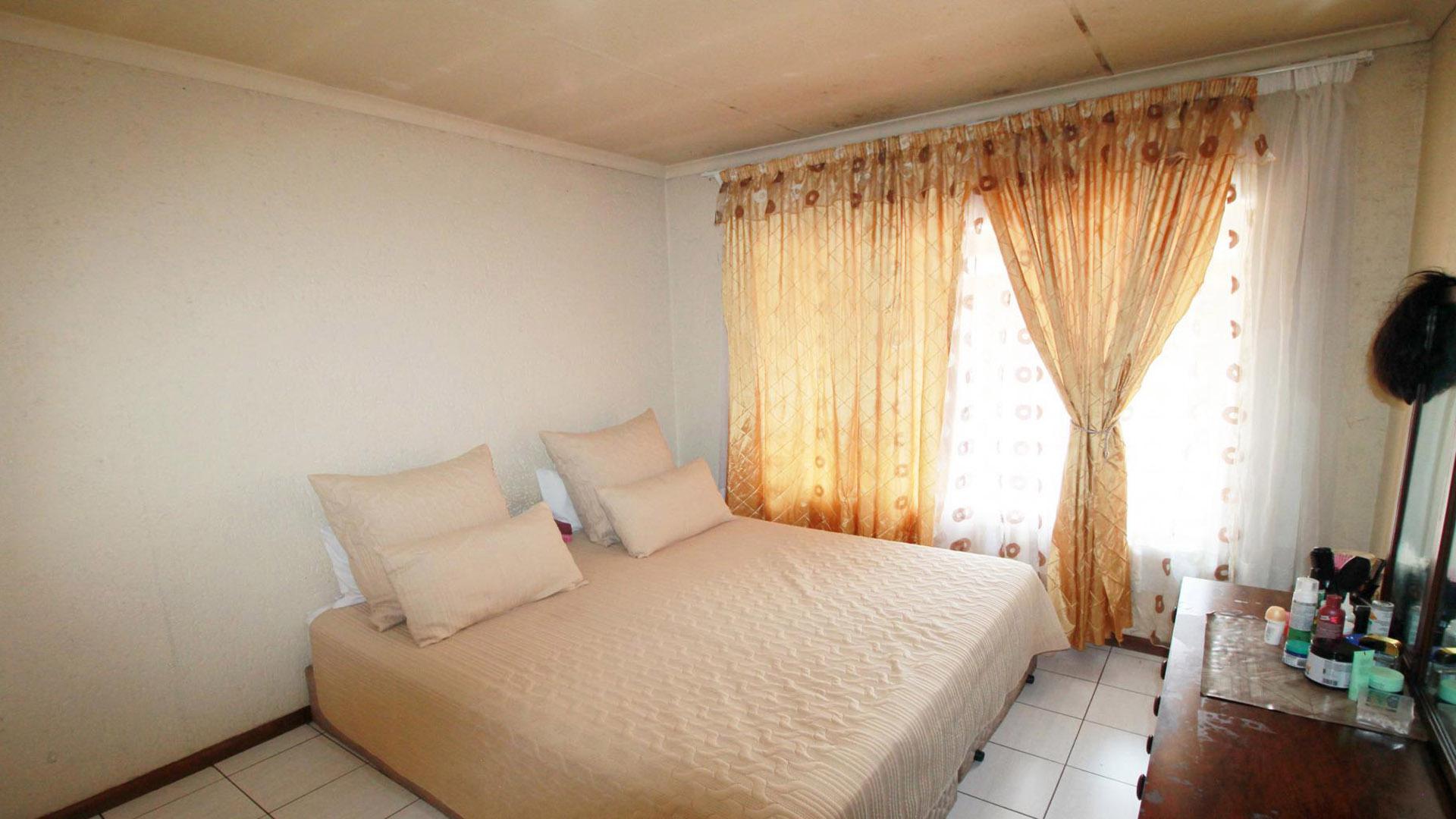 Bed Room 1 - 14 square meters of property in Brakpan