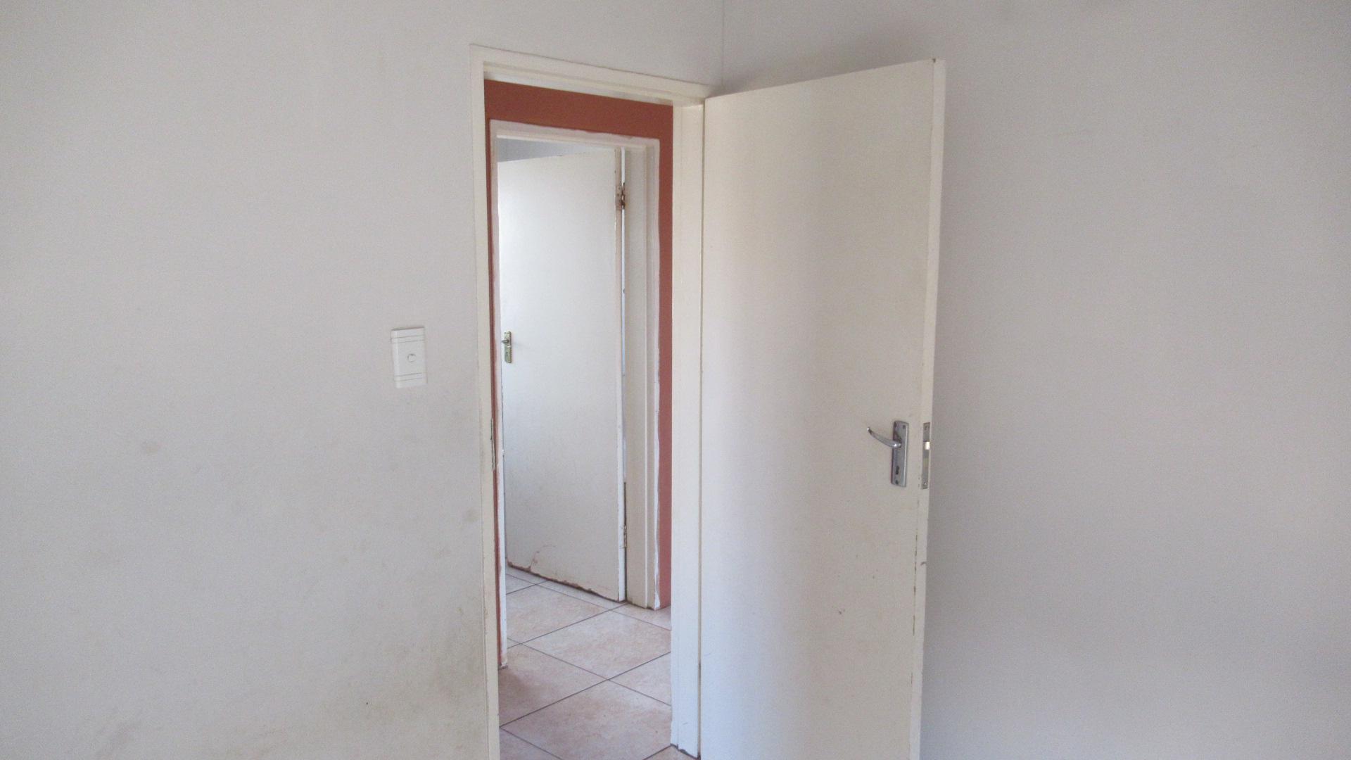 Bed Room 1 - 7 square meters of property in Bram Fischerville