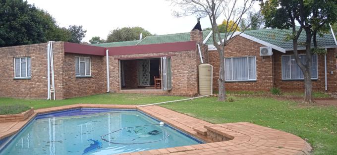 4 Bedroom House for Sale For Sale in Rooihuiskraal - MR570628