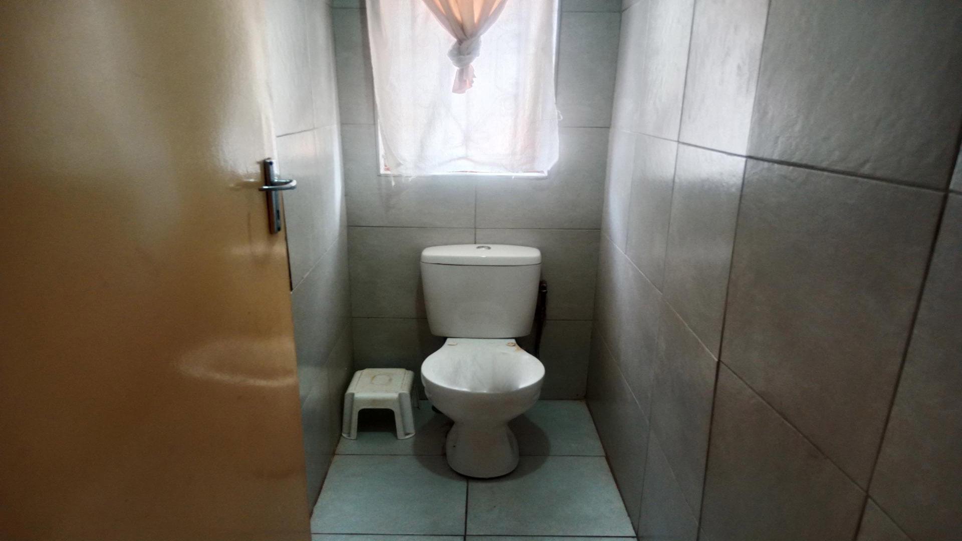 Bathroom 1 of property in Lotus Park