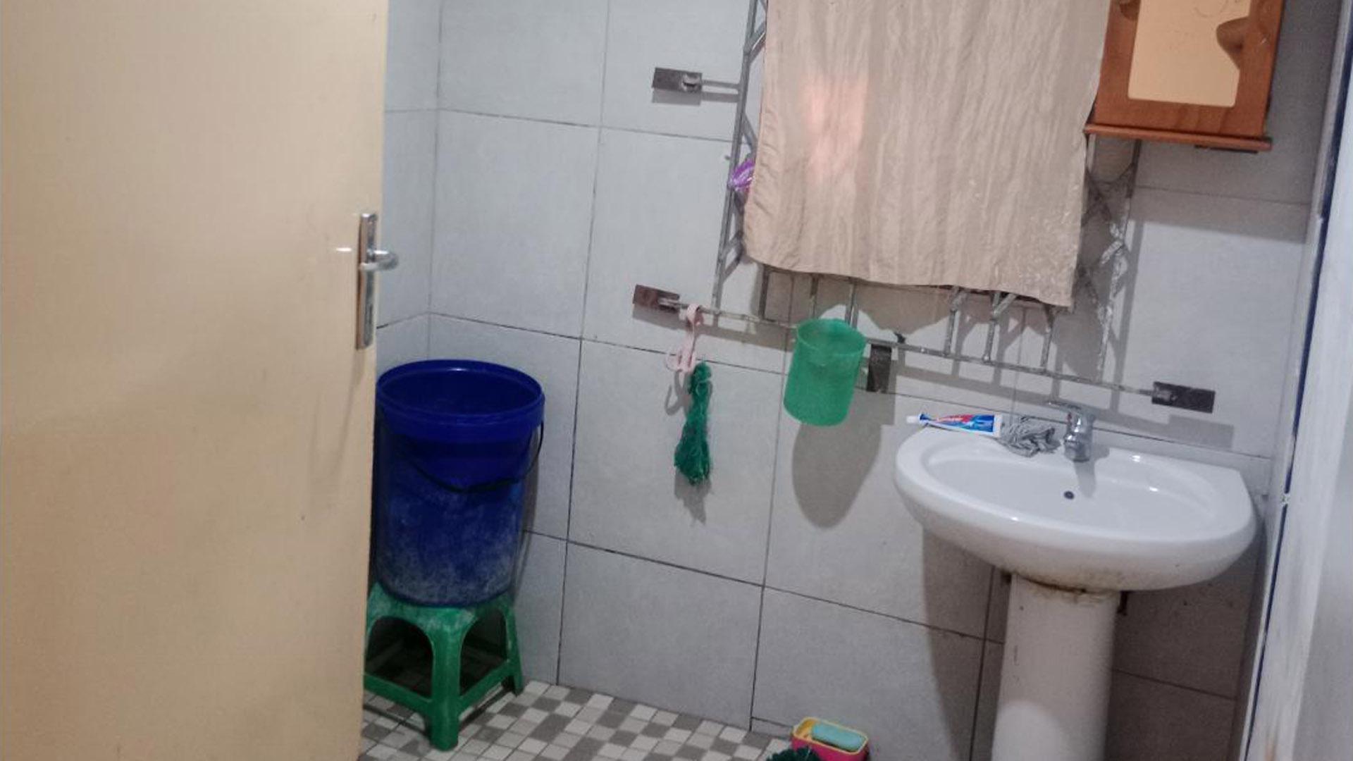 Bathroom 1 of property in Lotus Park