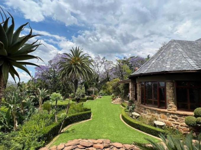 4 Bedroom House for Sale For Sale in Houghton Estate MR570