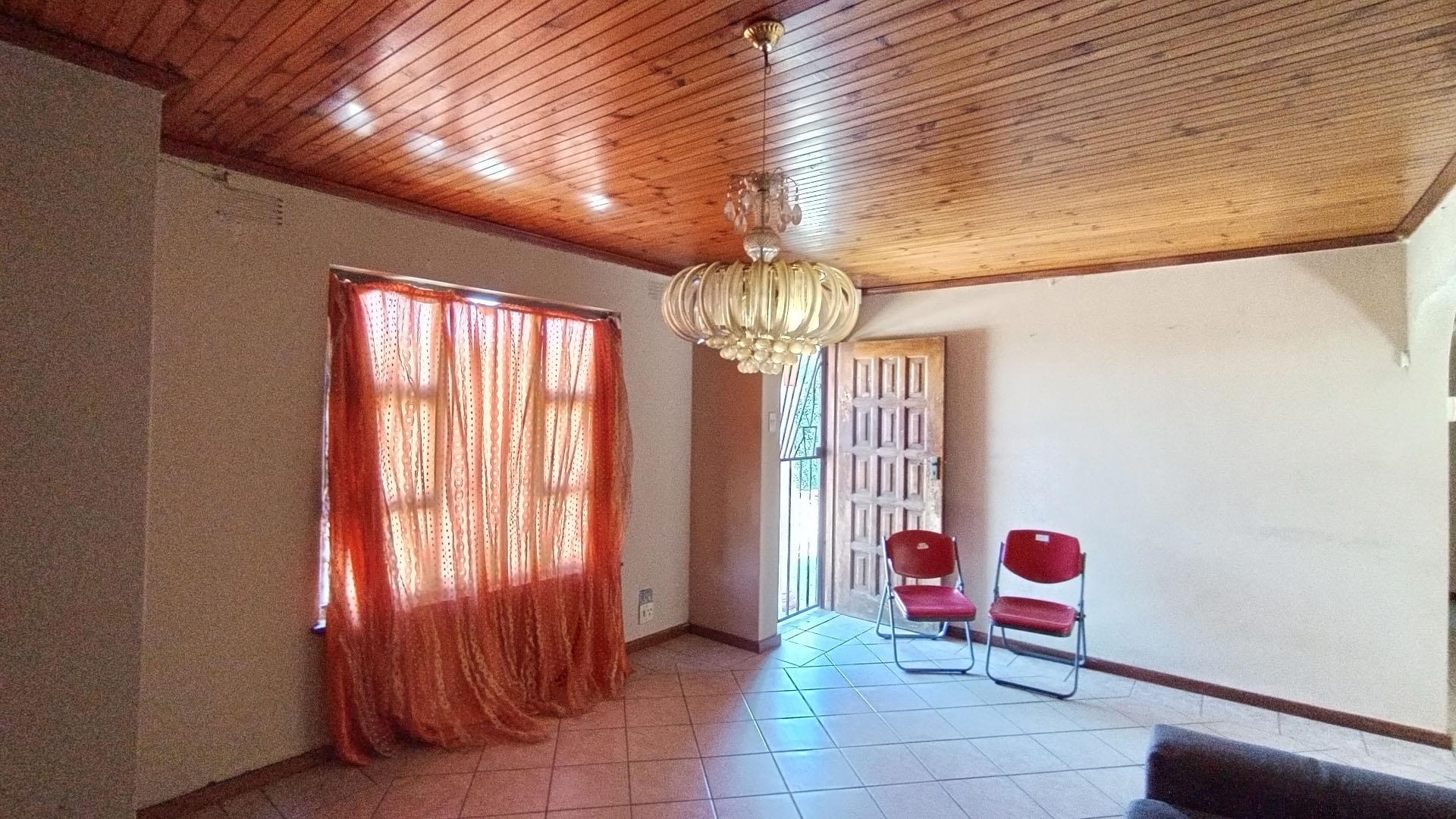 Lounges - 19 square meters of property in Pinetown 