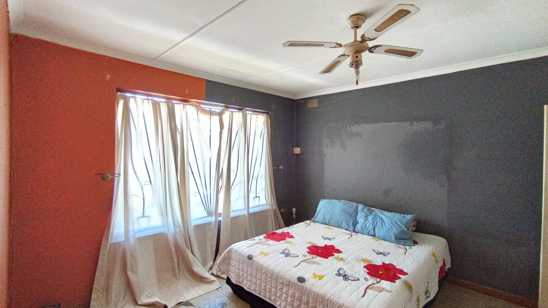 Main Bedroom - 16 square meters of property in Pinetown 