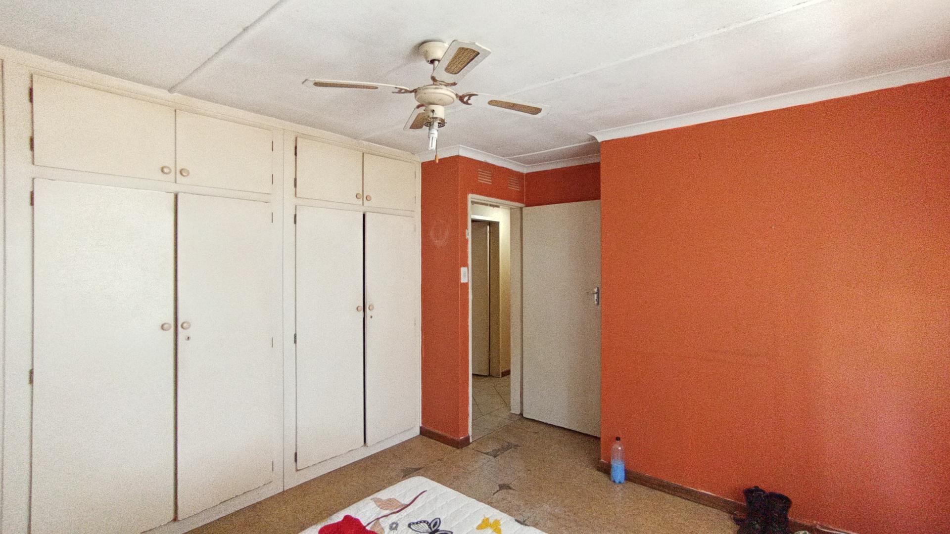 Main Bedroom - 16 square meters of property in Pinetown 