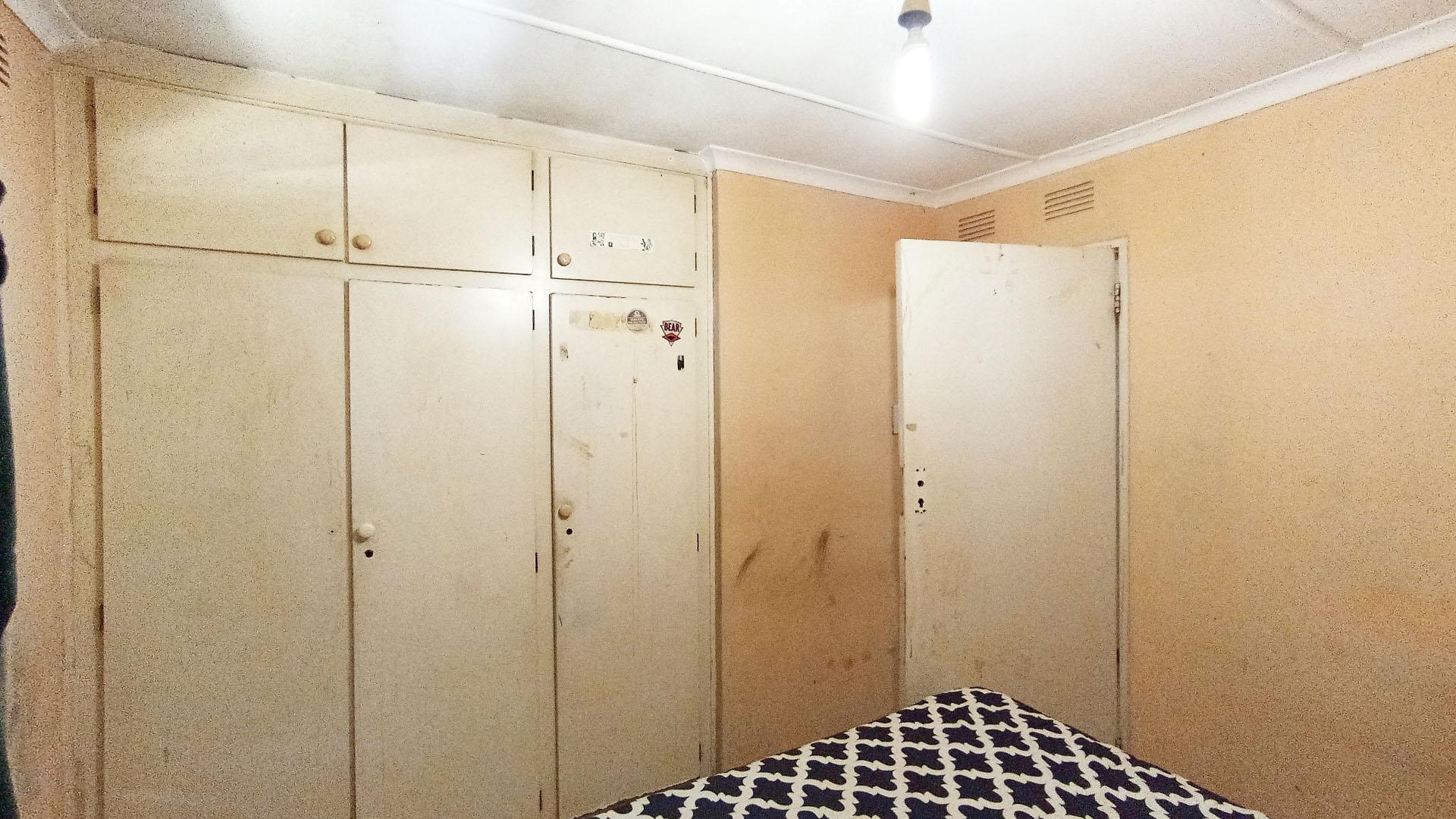 Bed Room 1 - 11 square meters of property in Pinetown 