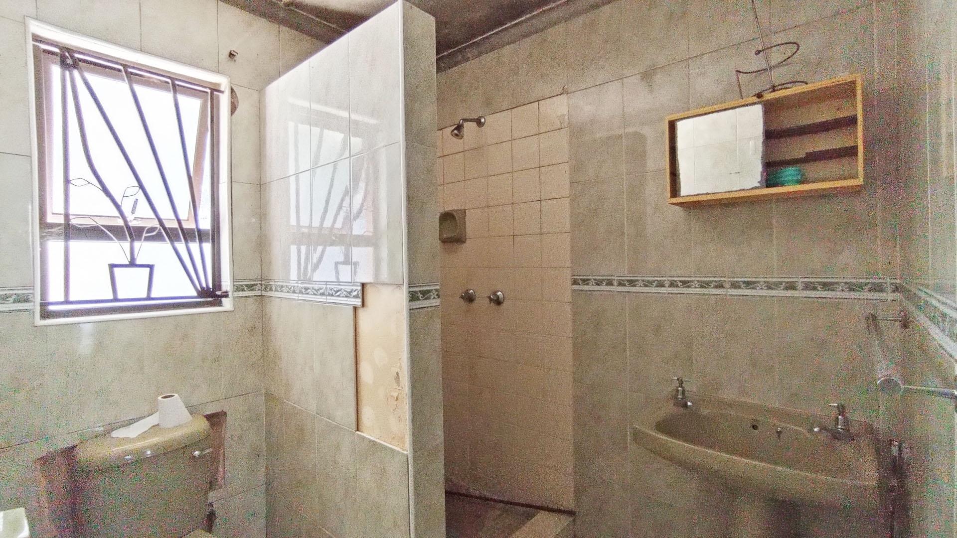 Main Bathroom - 4 square meters of property in Pinetown 