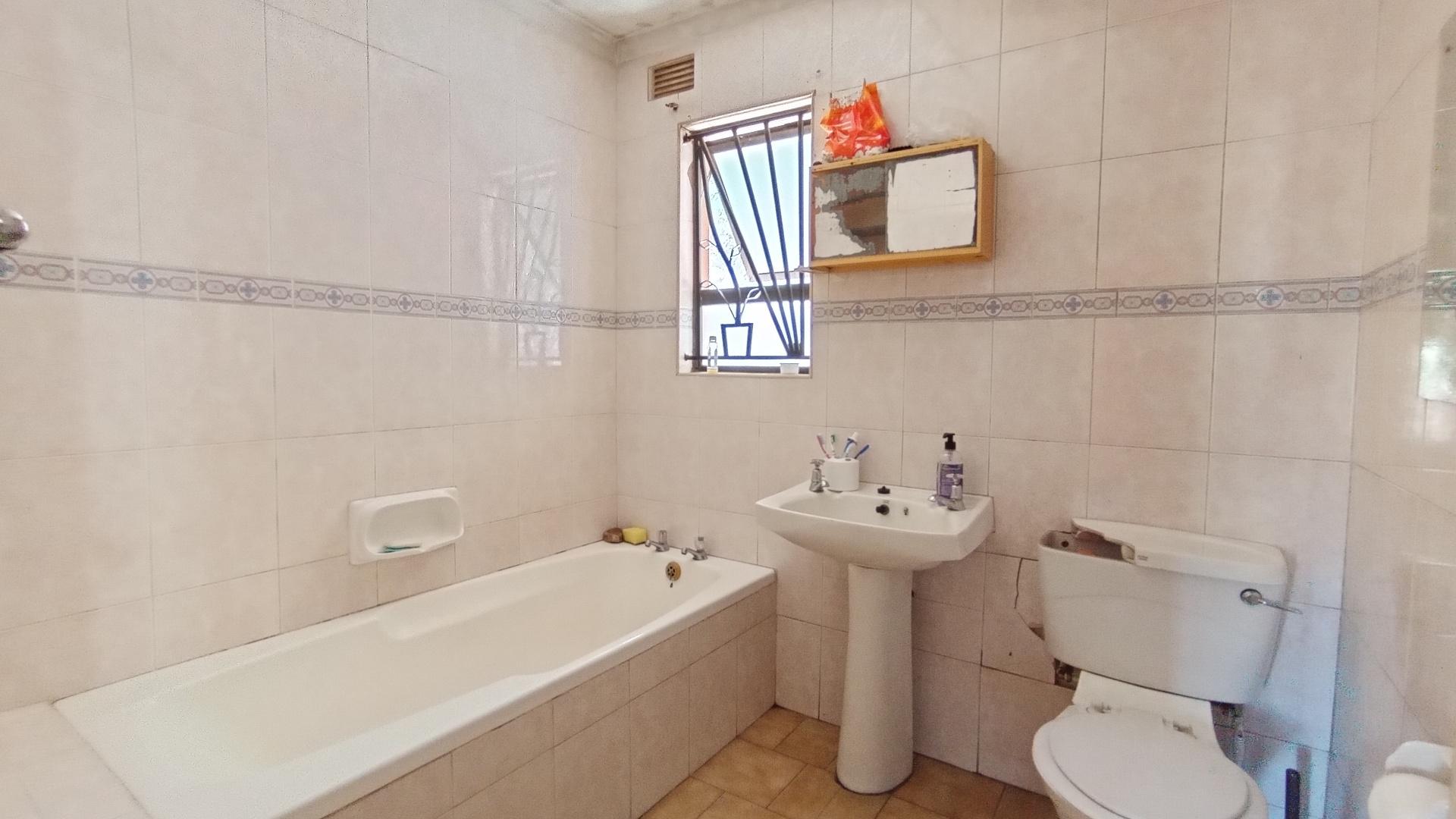 Bathroom 1 - 5 square meters of property in Pinetown 