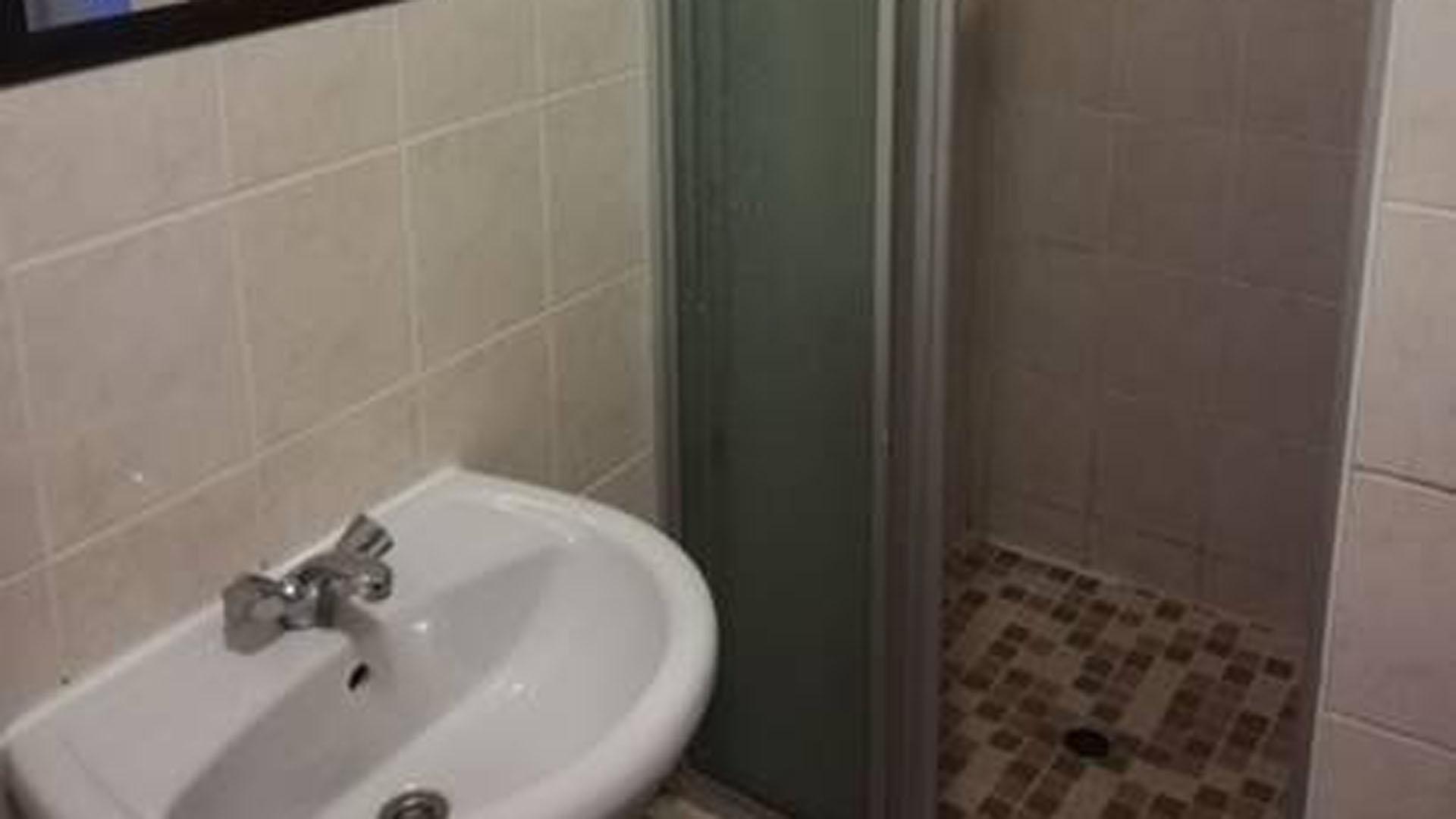 Bathroom 1 - 7 square meters of property in Vorna Valley