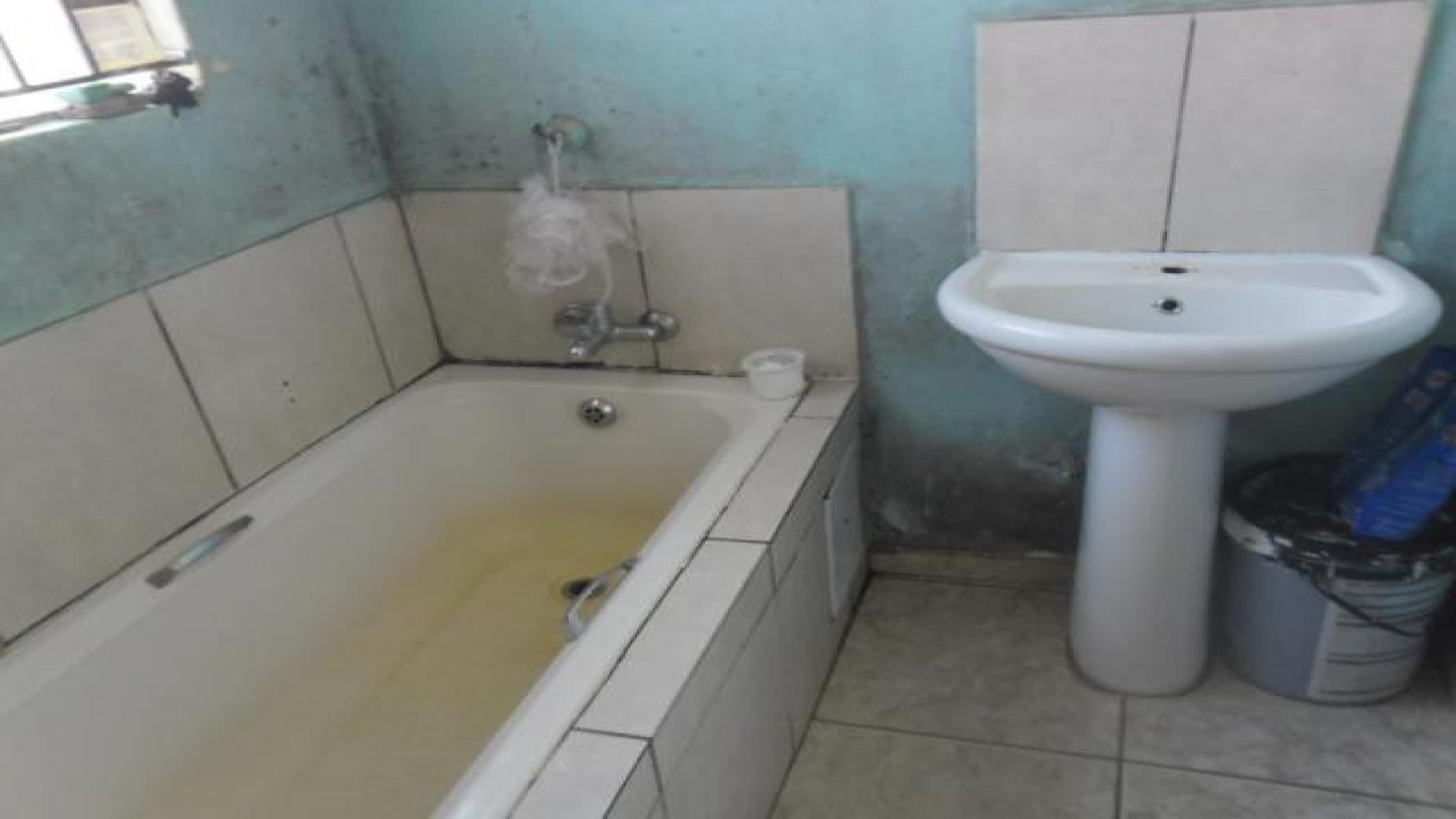 Bathroom 1 of property in Bram Fischerville