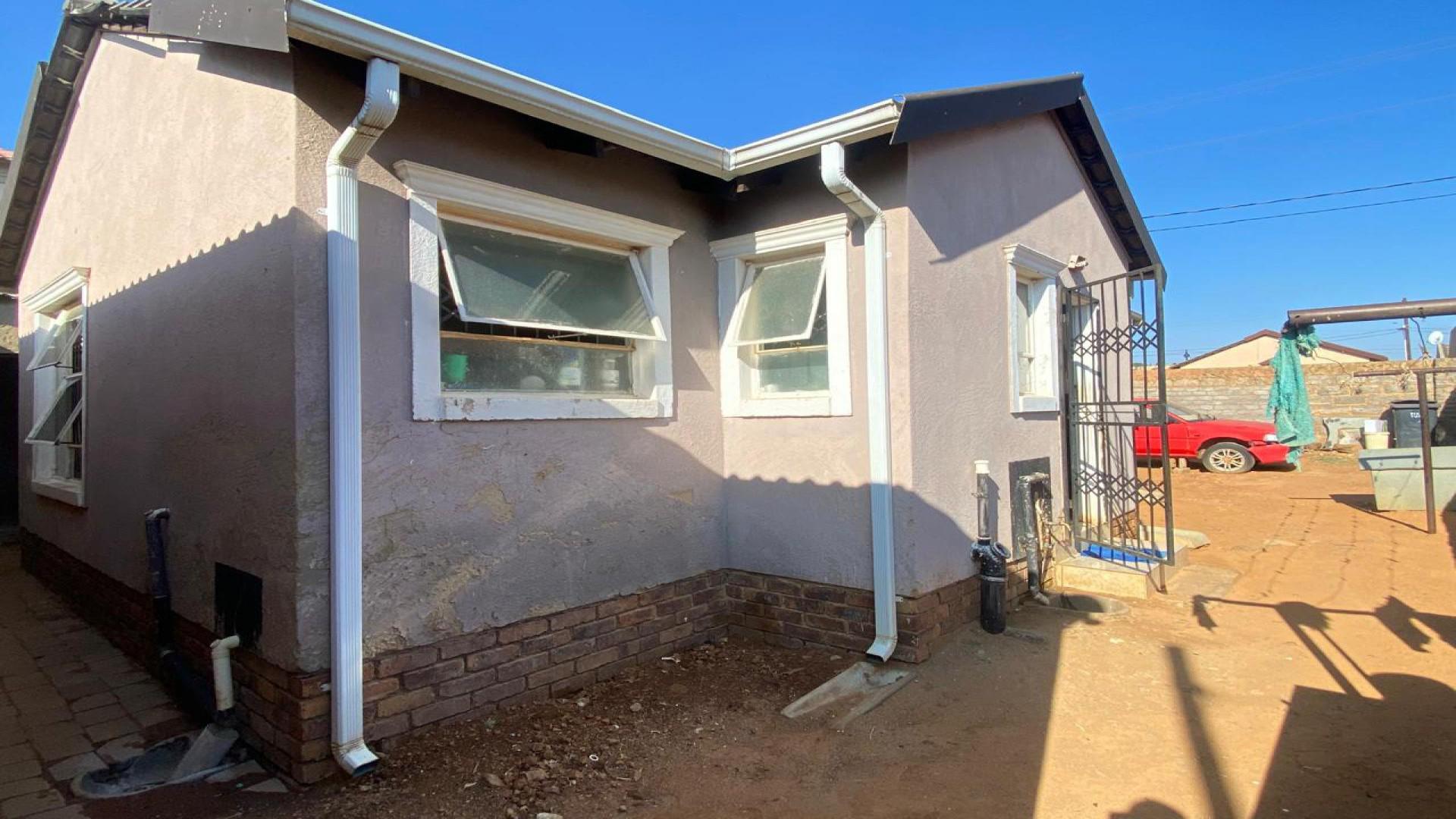 Front View of property in Bram Fischerville